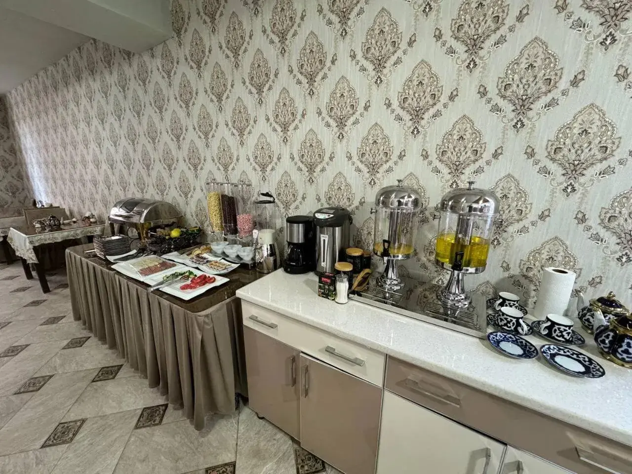 Restaurant/places to eat in Qamar Hotel Restaurant/places to eat in Qamar Hotel