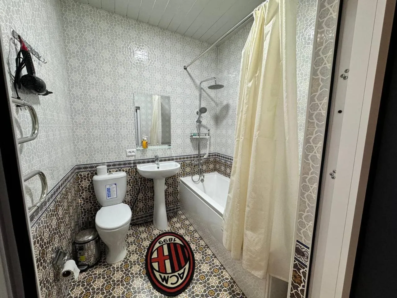 Shower in Qamar Hotel