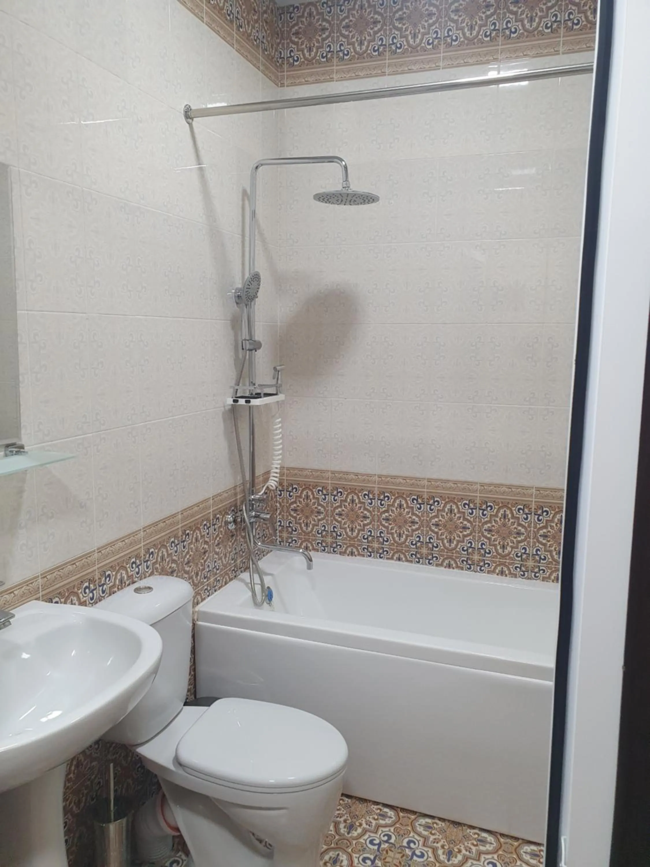 Shower in Qamar Hotel