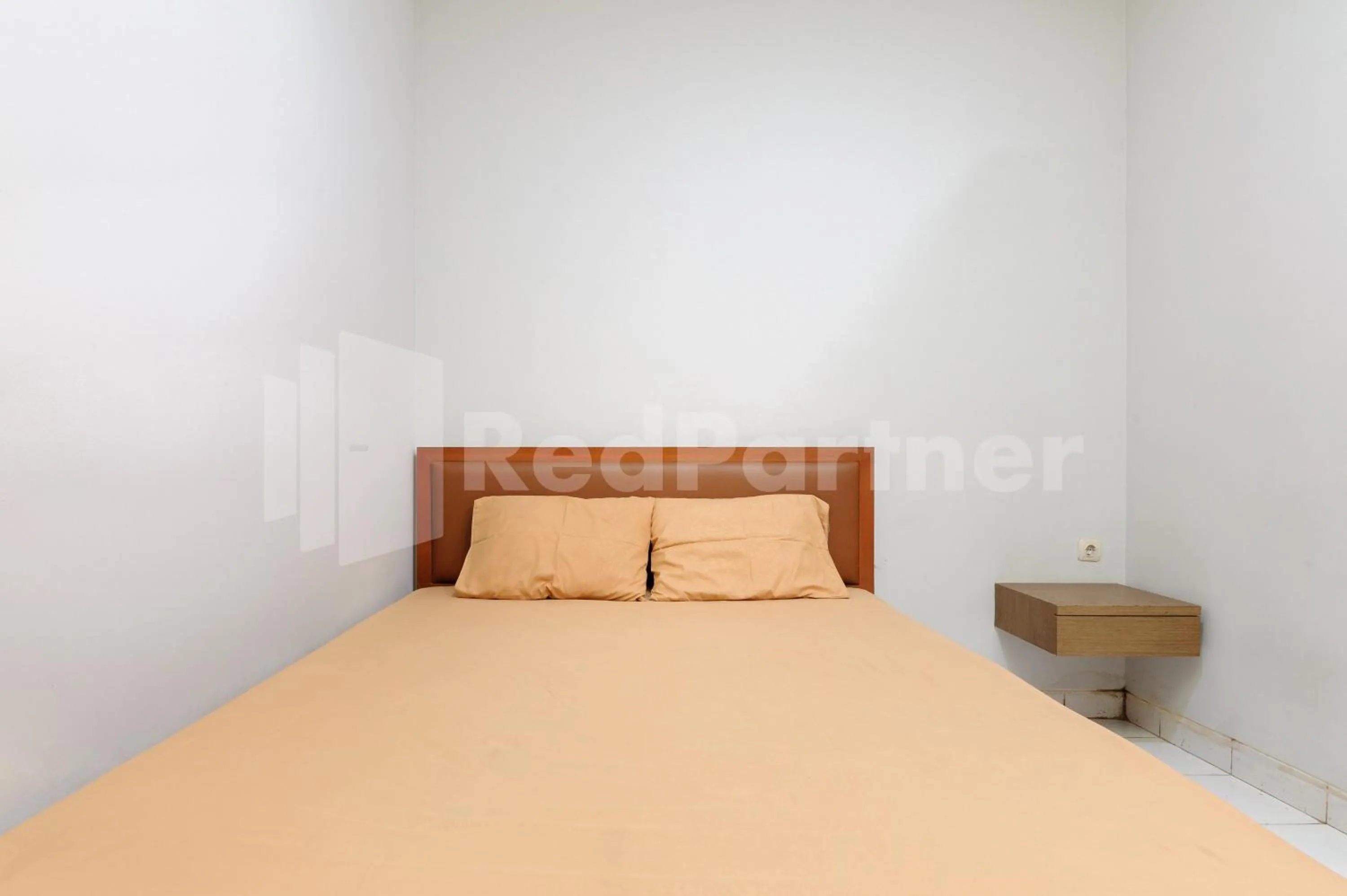 Bed in Orange Garden 47 Mitra RedDoorz