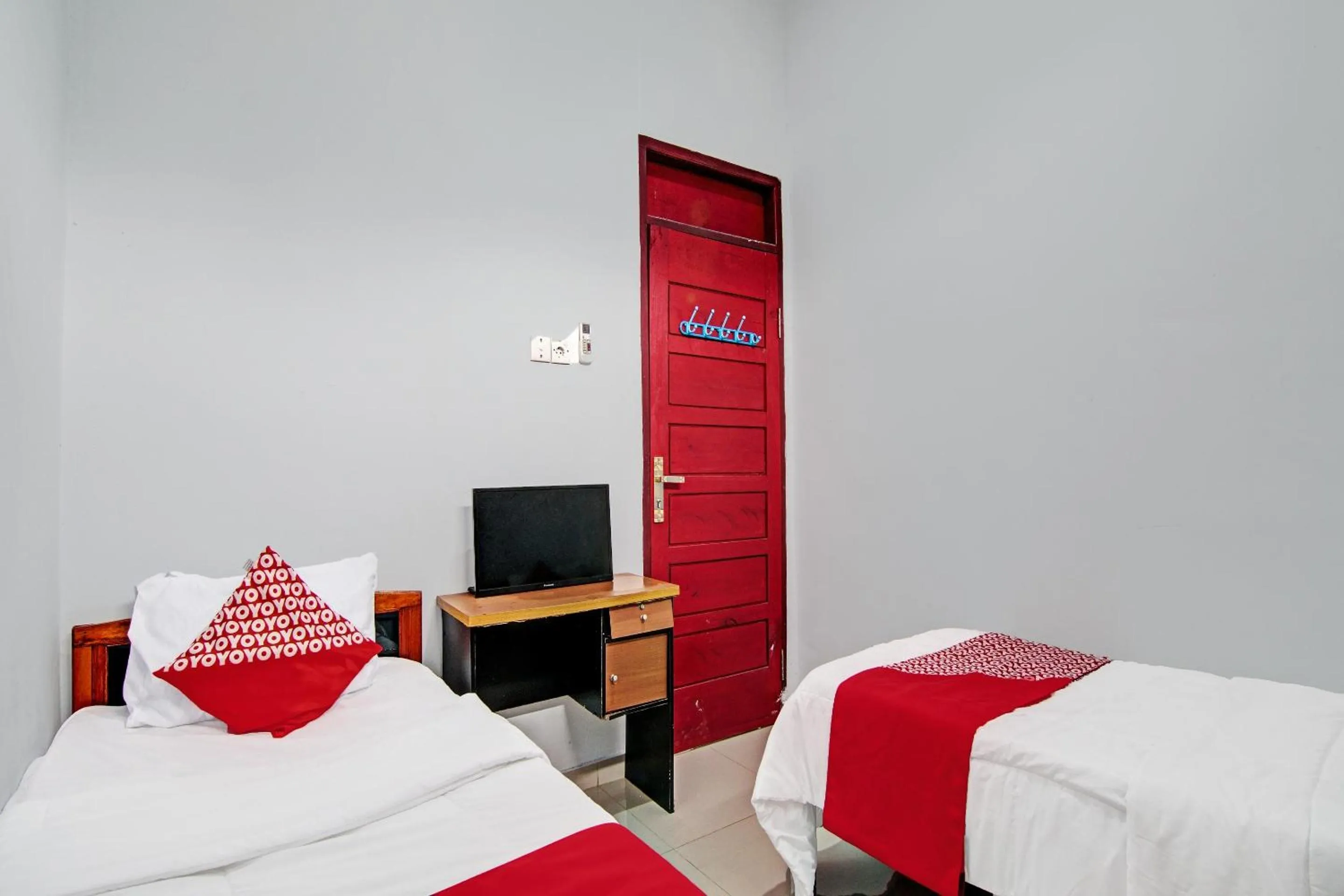 Bedroom, Bed in Hotel O Wisma Cendana Syariah Near PASAR FLAMBOYAN