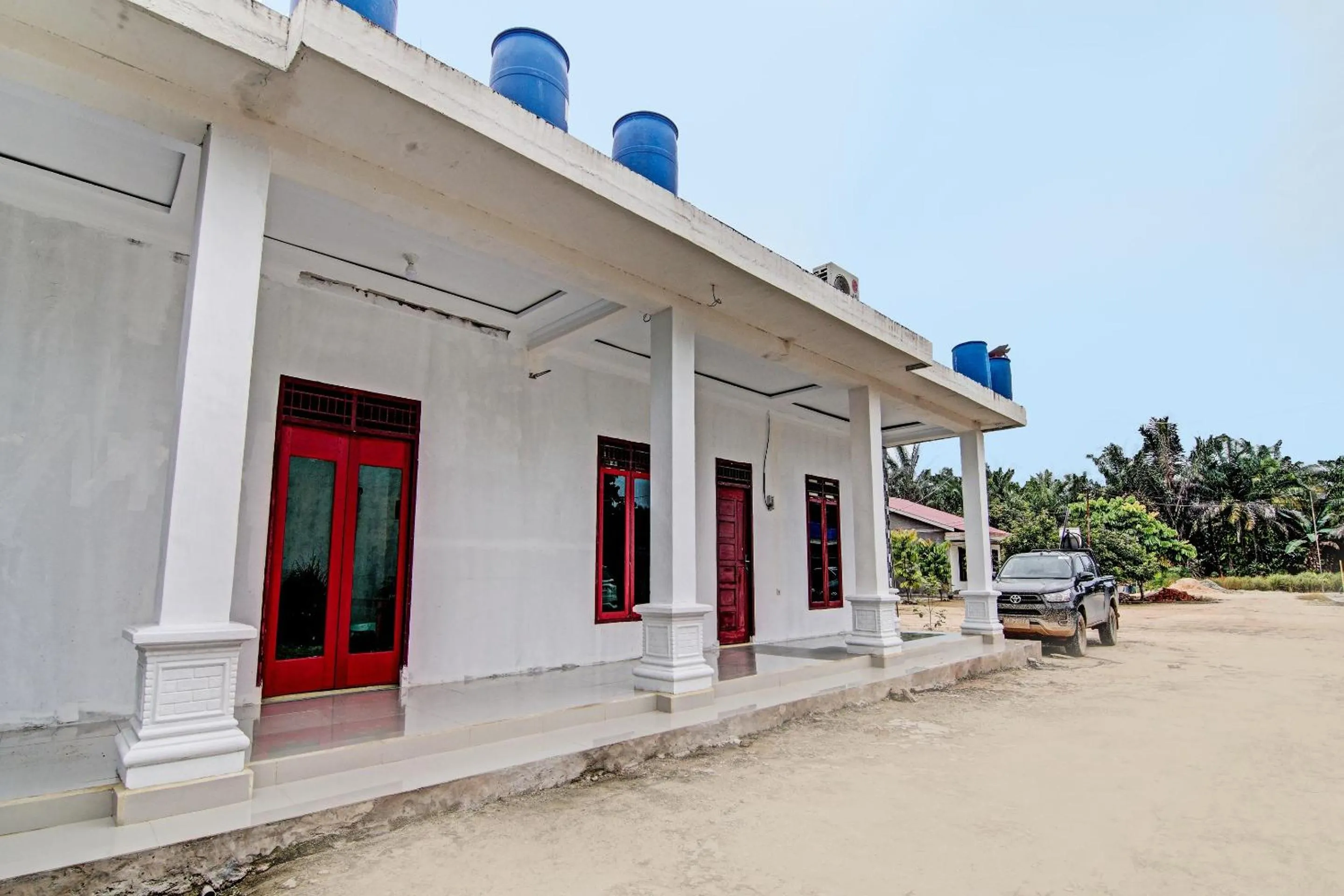 Facade/entrance in Hotel O Wisma Cendana Syariah Near PASAR FLAMBOYAN