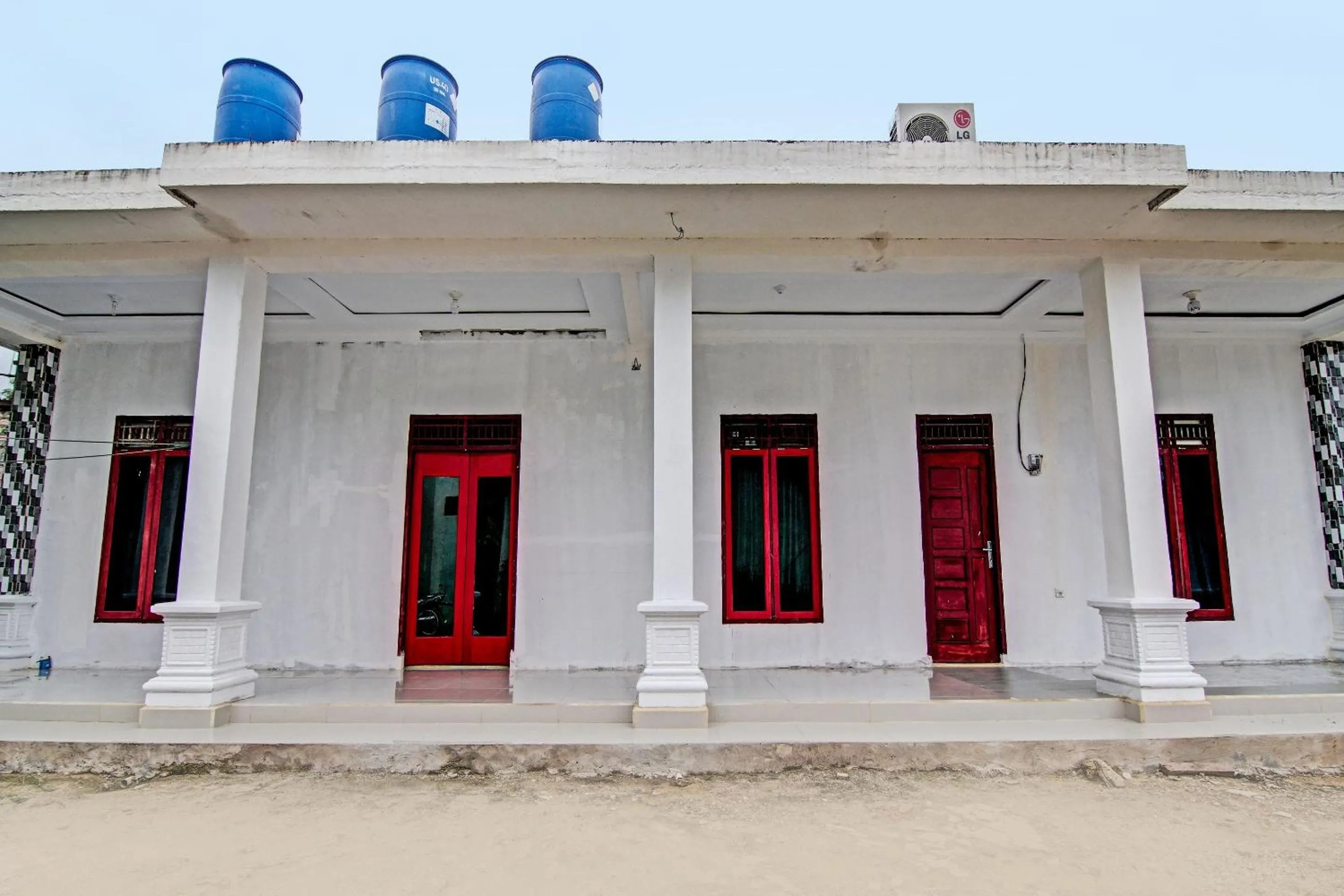 Facade/entrance in Hotel O Wisma Cendana Syariah Near PASAR FLAMBOYAN