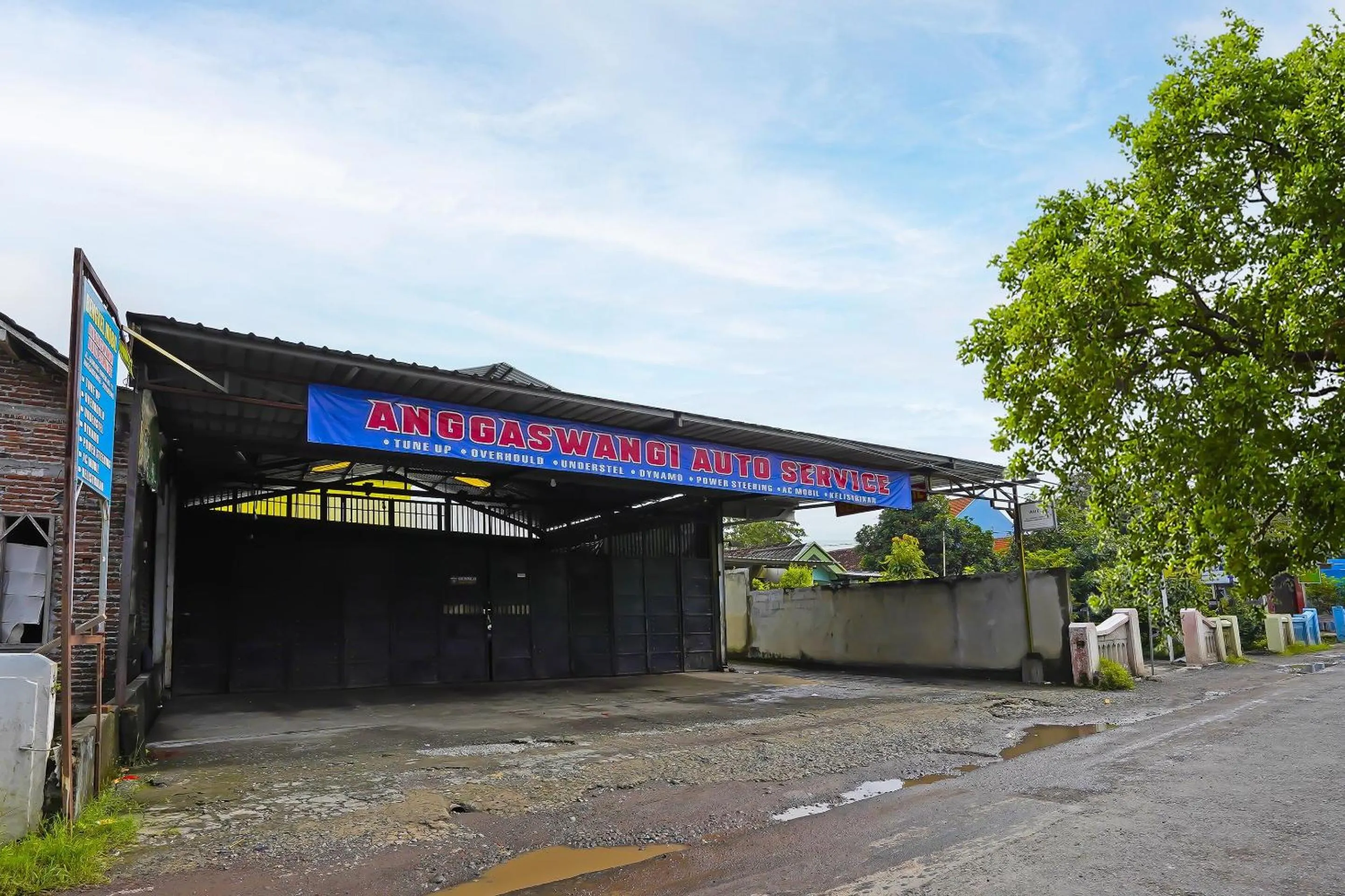 Facade/entrance in Hotel O Kost Auto Syariah Anggaswangi