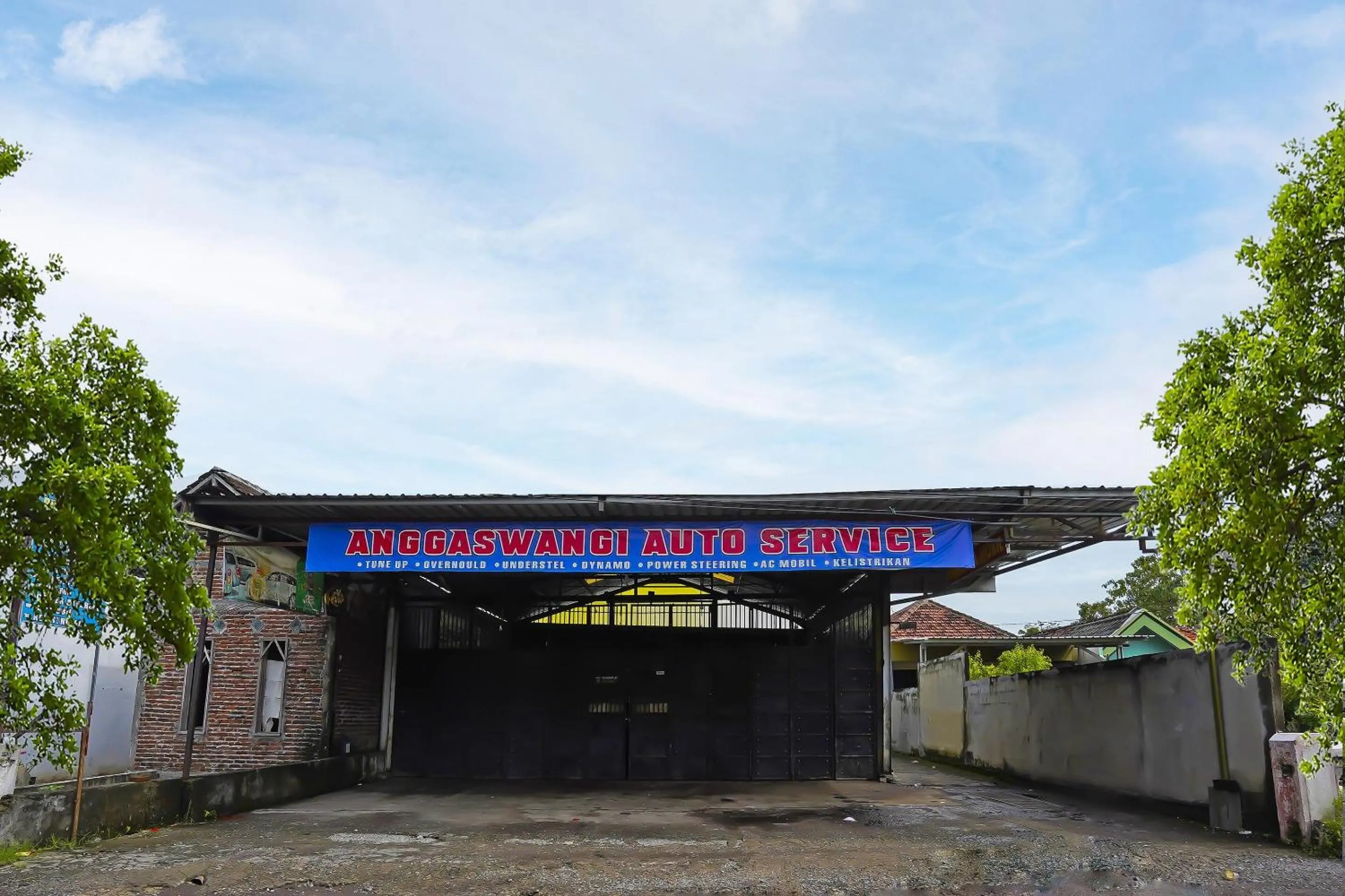 Facade/entrance in Hotel O Kost Auto Syariah Anggaswangi