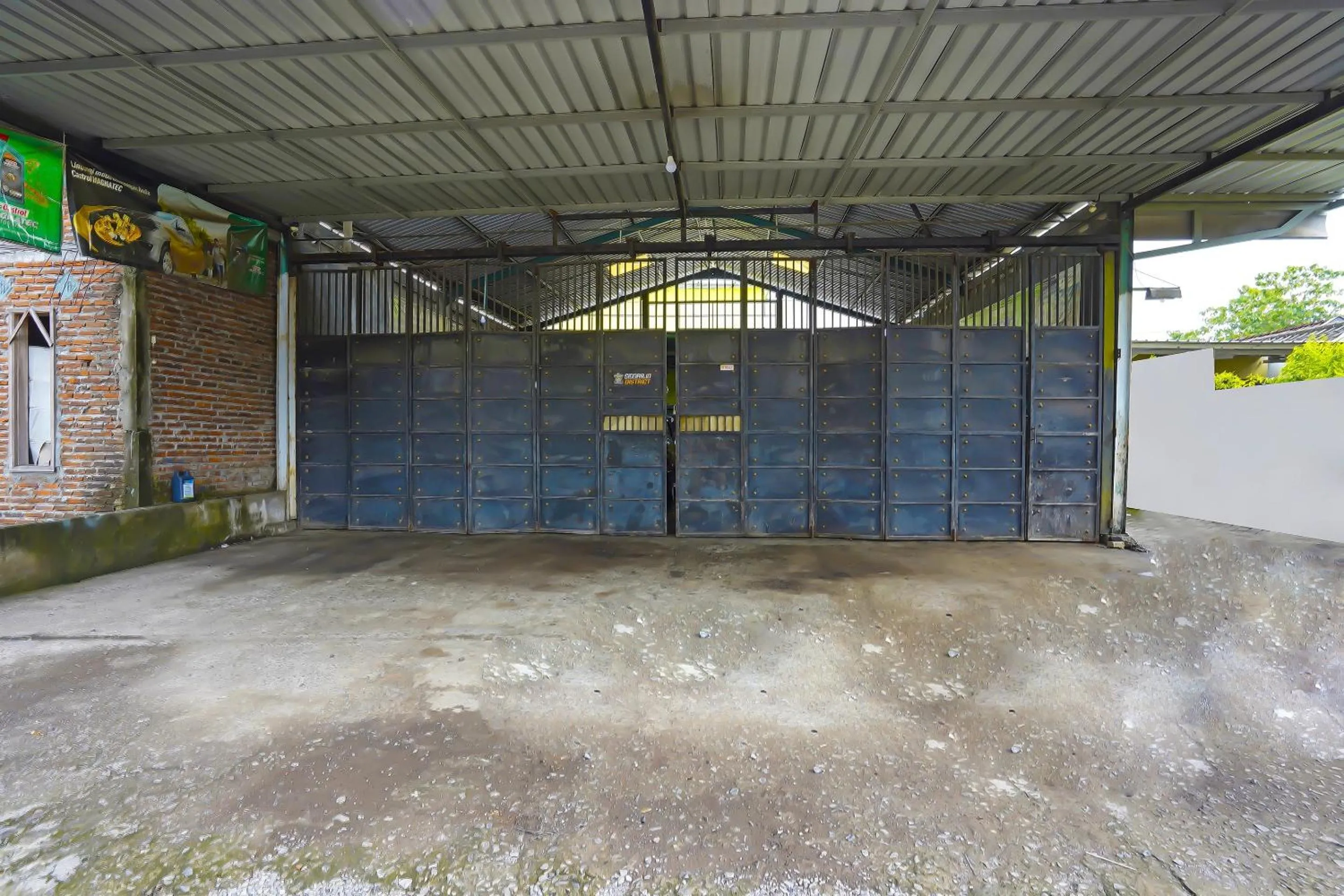Facade/entrance in Hotel O Kost Auto Syariah Anggaswangi