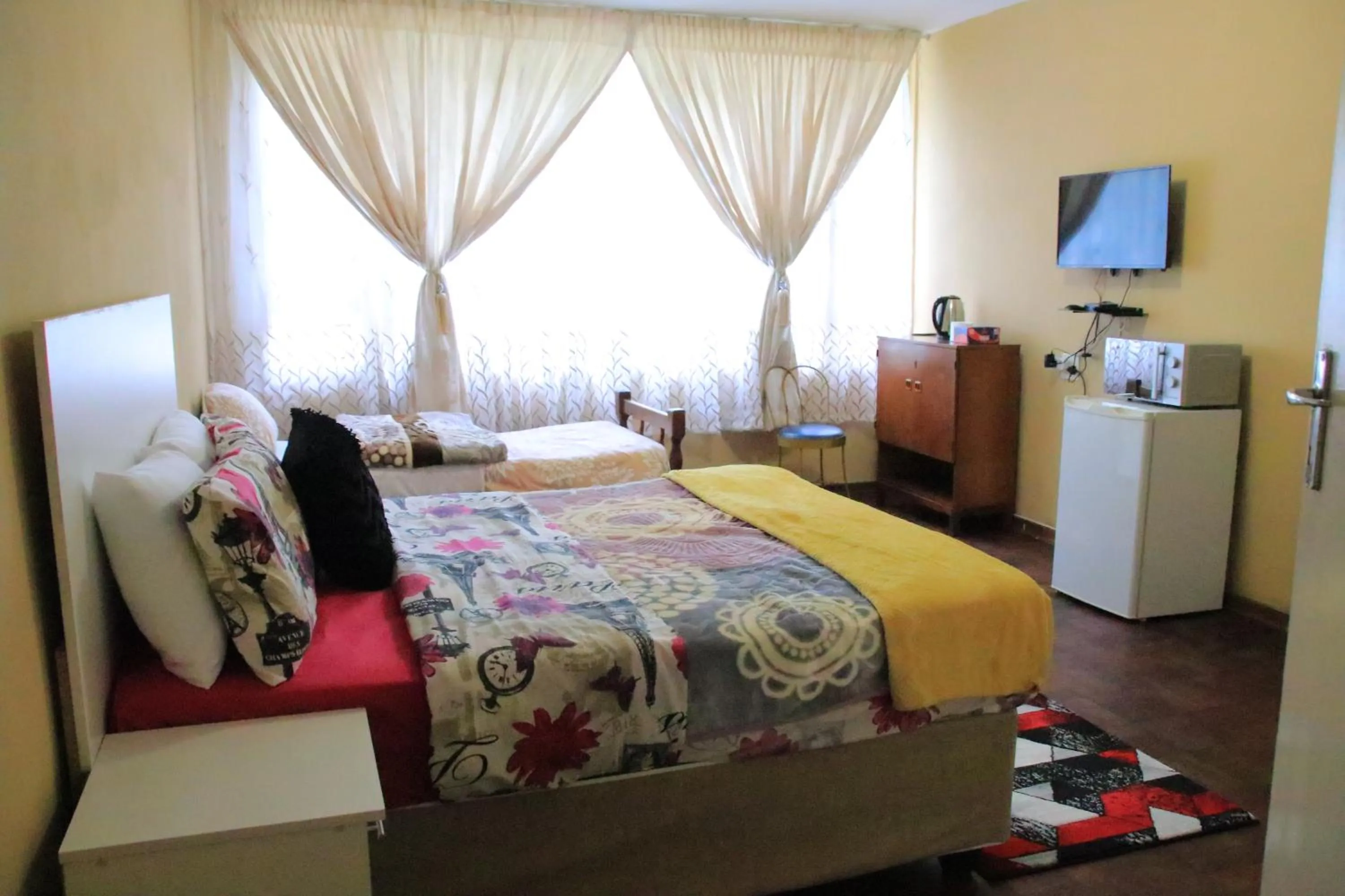 Communal lounge/ TV room, Bed in Wampex guest house