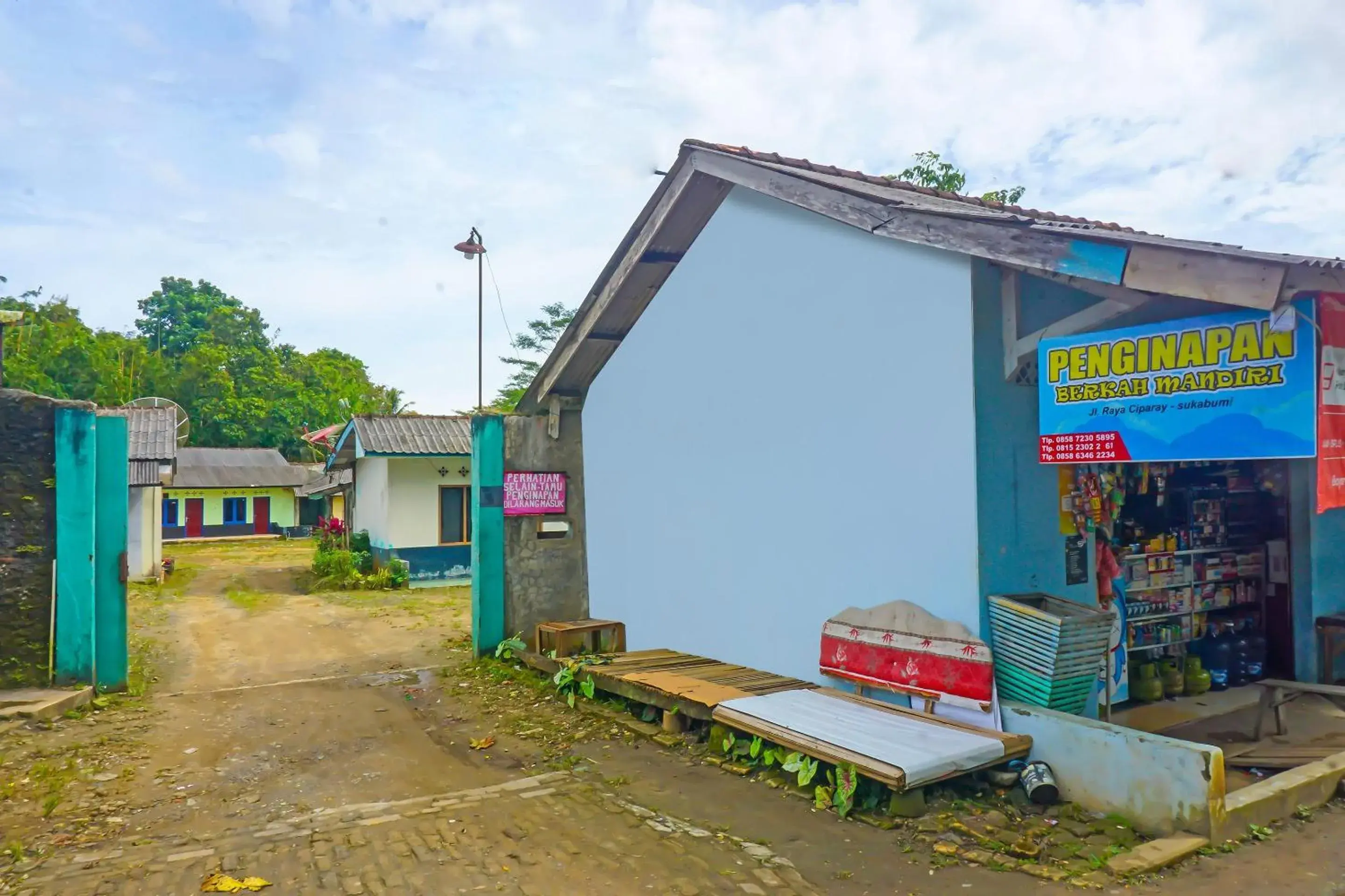 Facade/entrance in Hotel O Penginapan Berkah Mandiri Syariah Facade/entrance in Hotel O Penginapan Berkah Mandiri Syariah