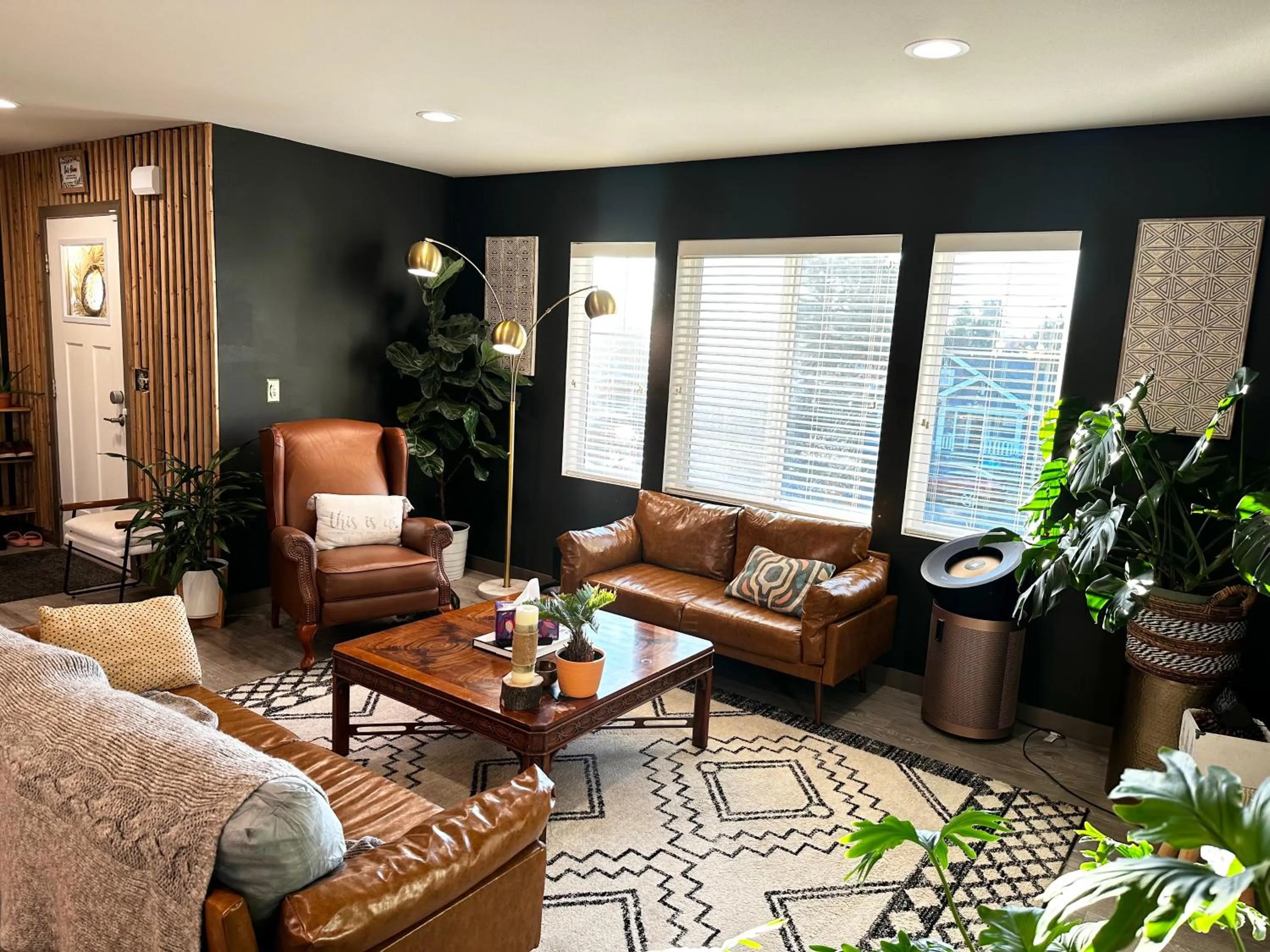 Living room in Central Tacoma Homestay with breakfast included -private room-