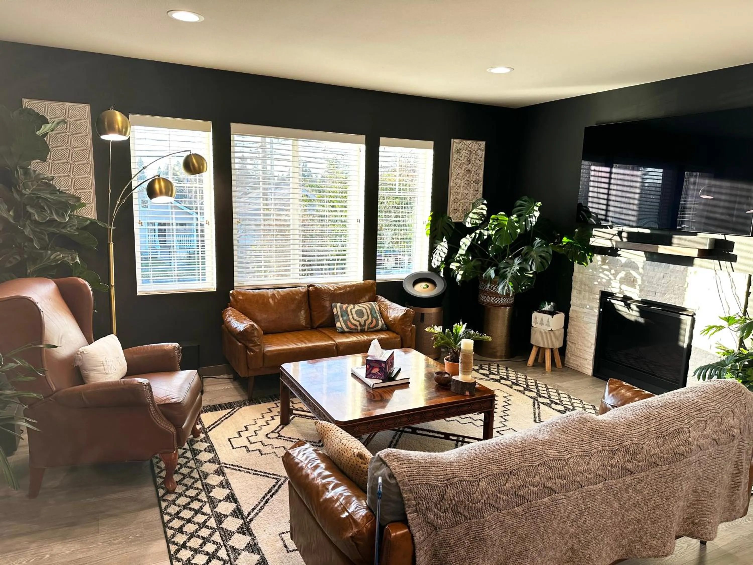 Living room in Central Tacoma Homestay with breakfast included -private room-