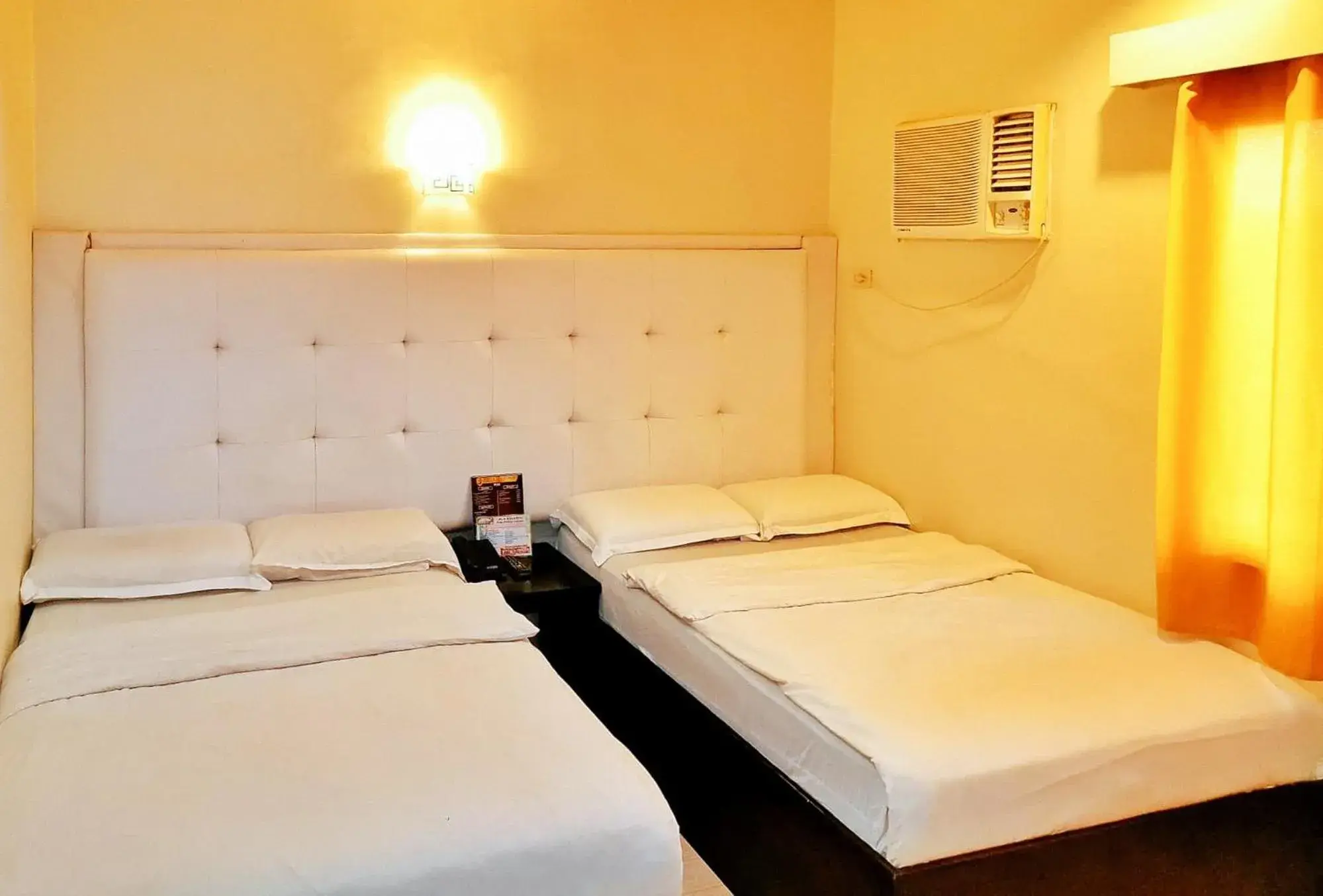 Deluxe Double Room in RedDoorz @ Jackie’s Hotel & Restaurant Deluxe Double Room in RedDoorz @ Jackie’s Hotel & Restaurant