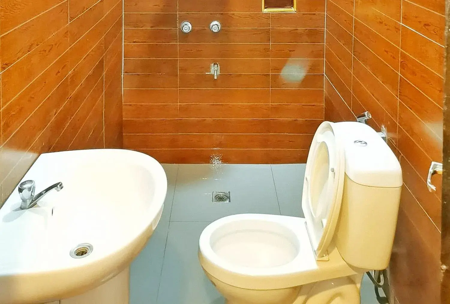 Superior Double Room in RedDoorz @ Jackie’s Hotel & Restaurant Superior Double Room in RedDoorz @ Jackie’s Hotel & Restaurant