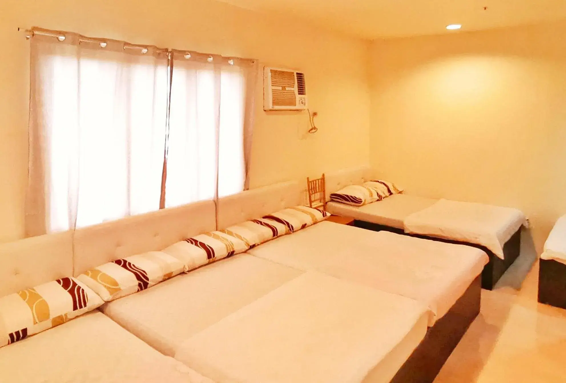 Deluxe Family Room in RedDoorz @ Jackie’s Hotel & Restaurant Deluxe Family Room in RedDoorz @ Jackie’s Hotel & Restaurant