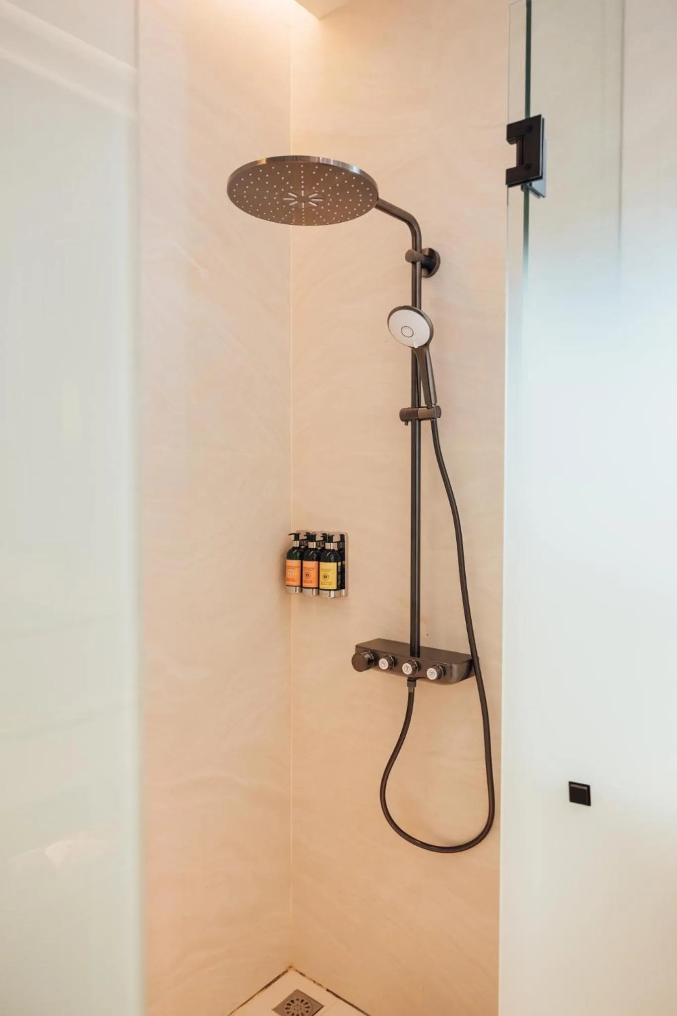 Shower in Hotel MYS Khao Yai