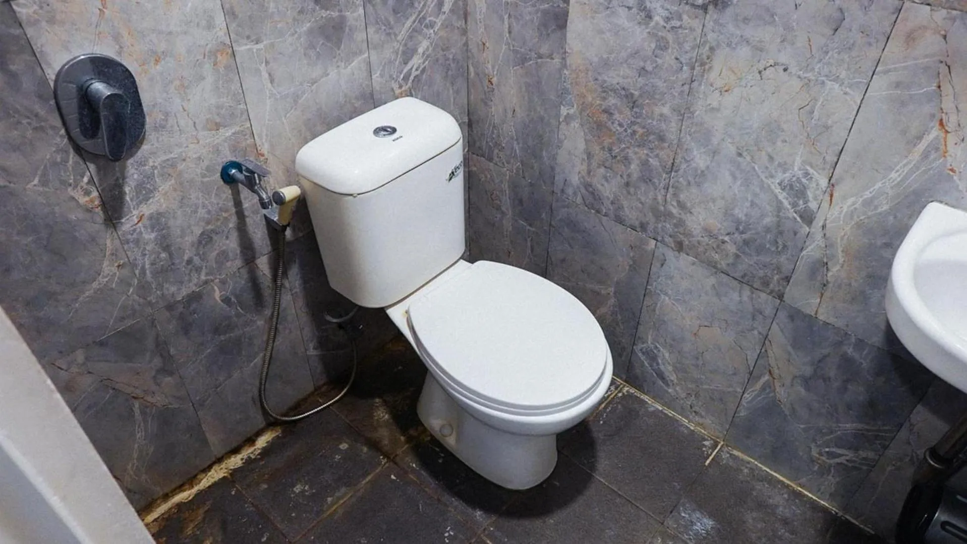 Toilet in RedDoorz Syariah near RSUD Mataram Lombok 2