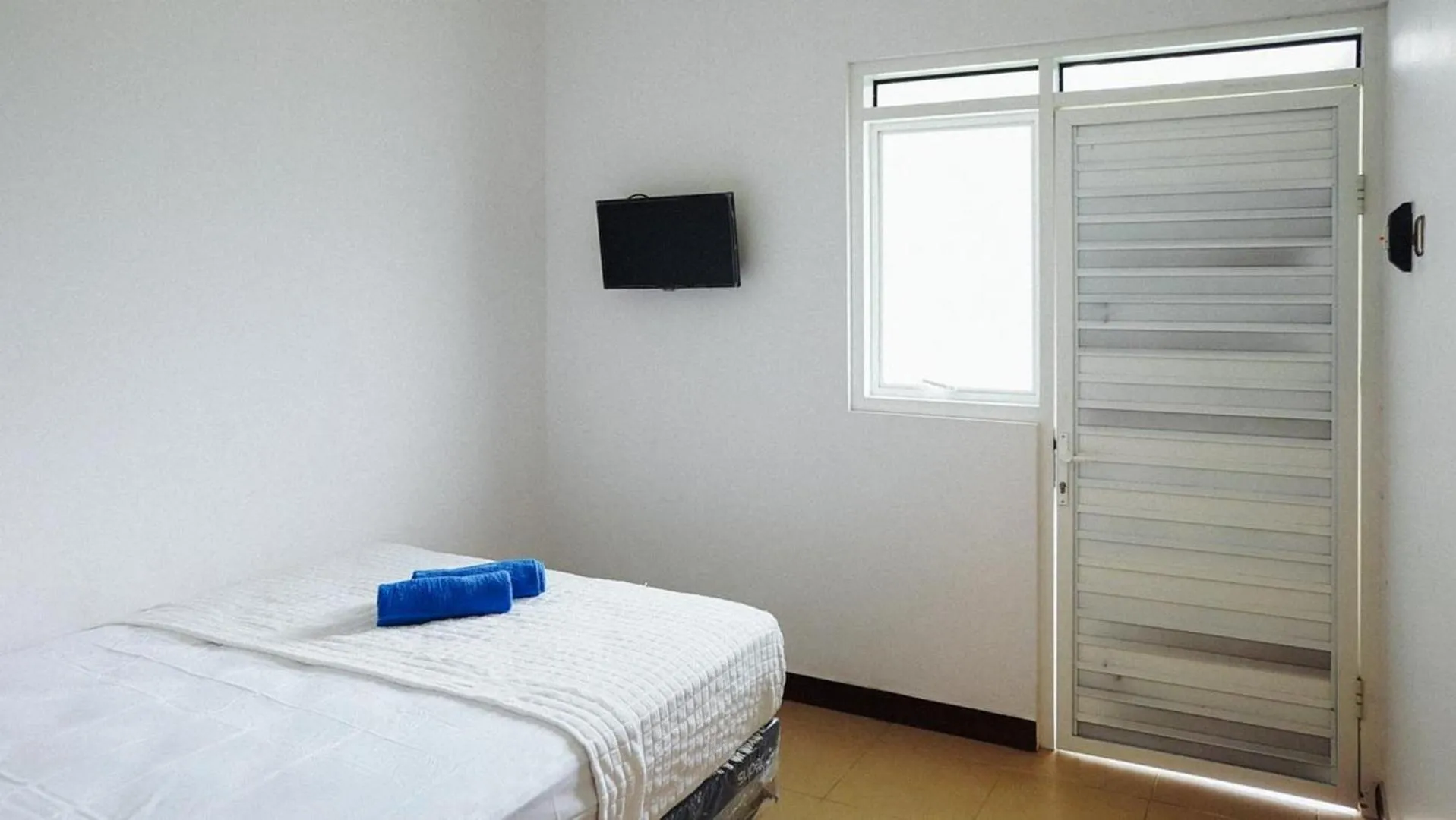 Bedroom, Bed in RedDoorz Syariah near RSUD Mataram Lombok 2