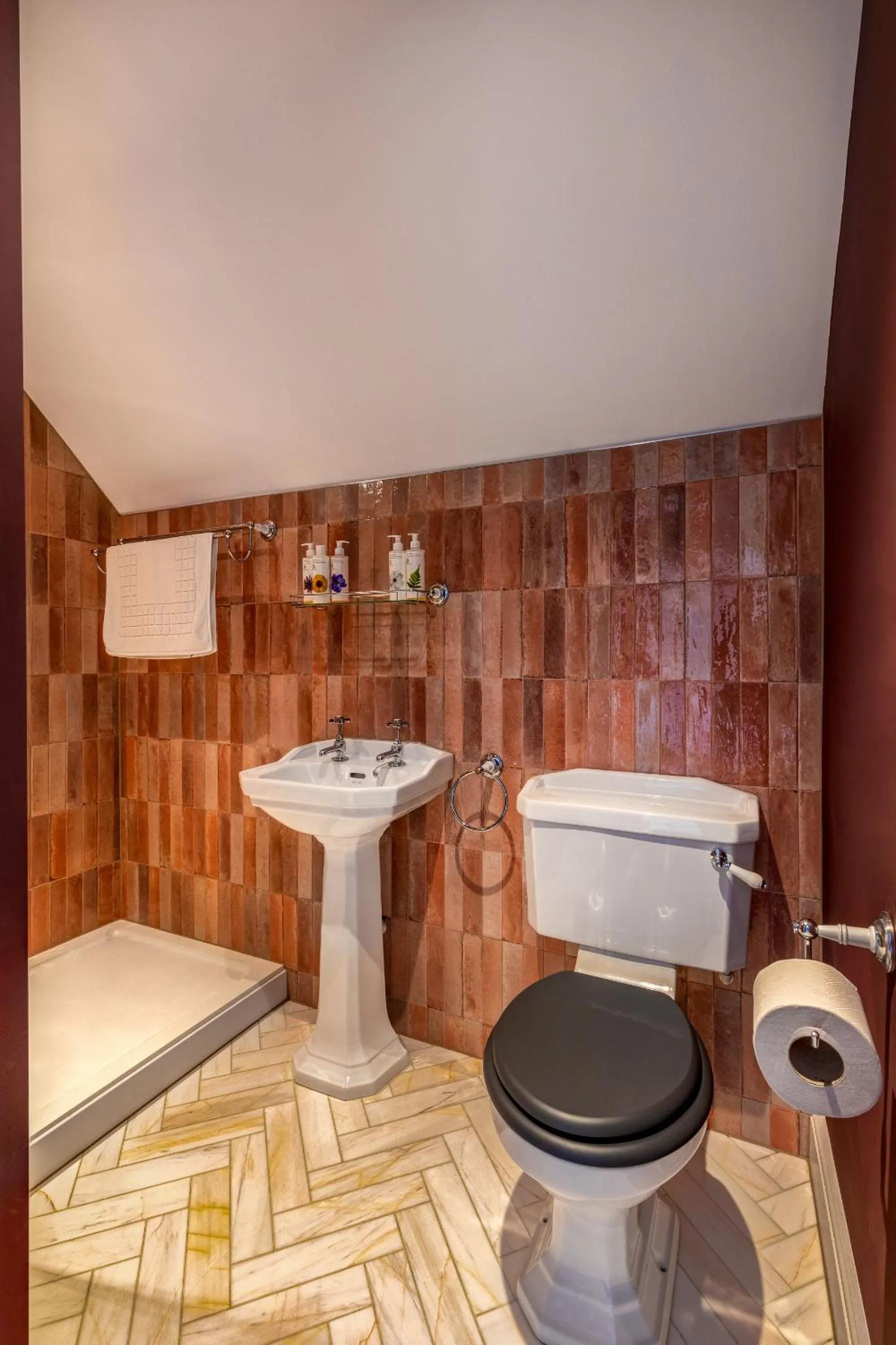 Bathroom in The White Hart Wadhurst