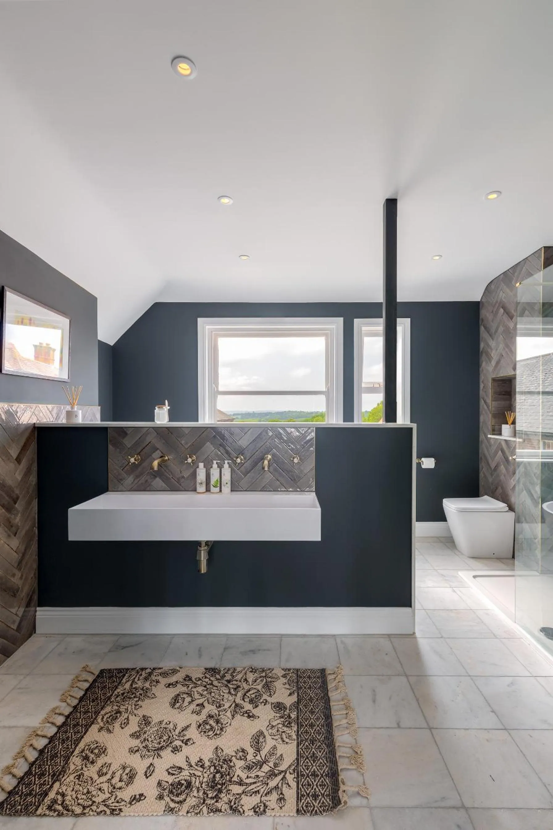 Bathroom in The White Hart Wadhurst