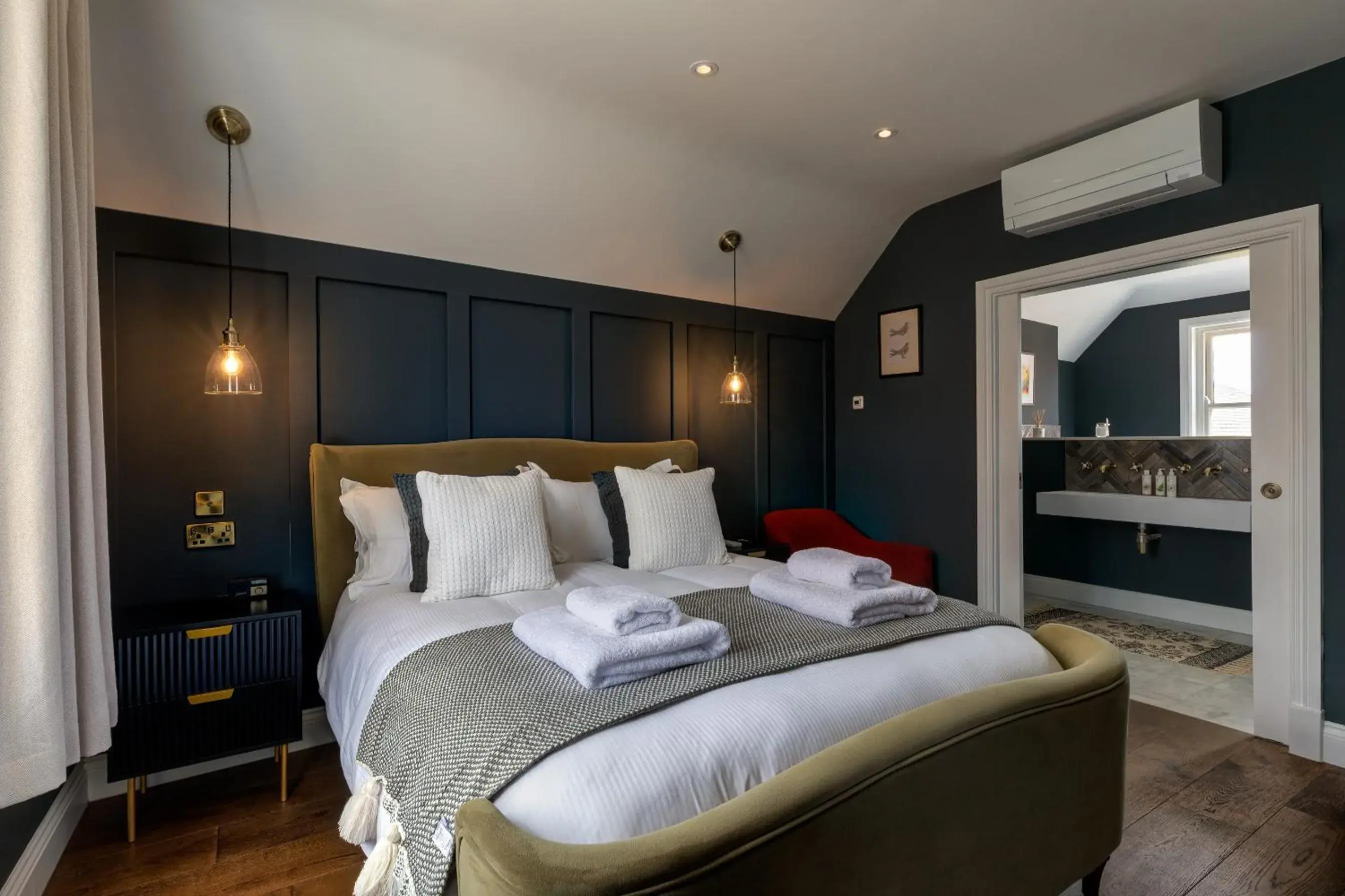 Bedroom in The White Hart Wadhurst Bedroom in The White Hart Wadhurst