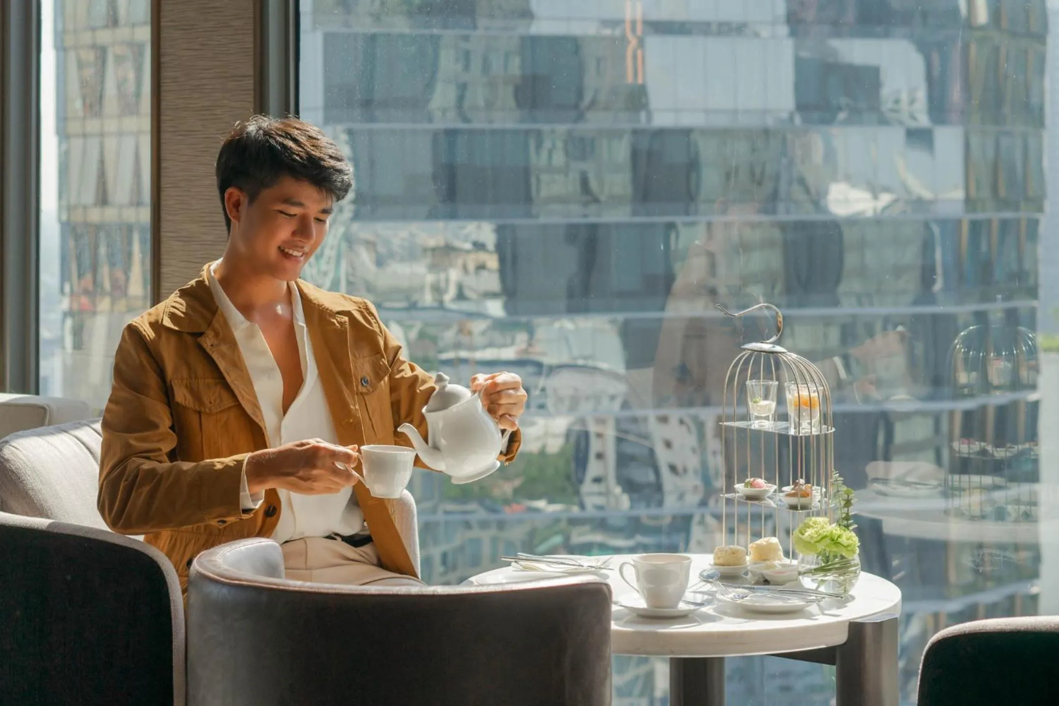 Lounge or bar in InterContinental Bangkok Sukhumvit by IHG