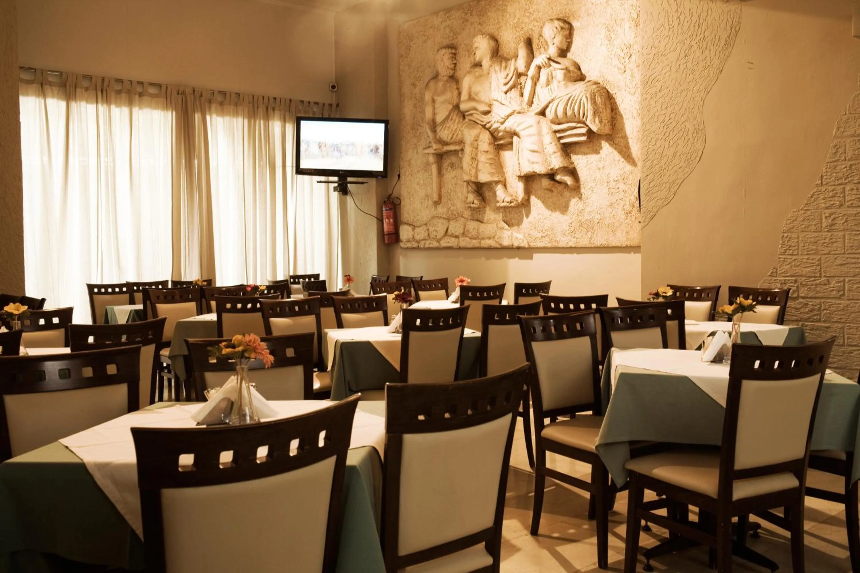 Restaurant/Places to Eat in Hellinis Hotel