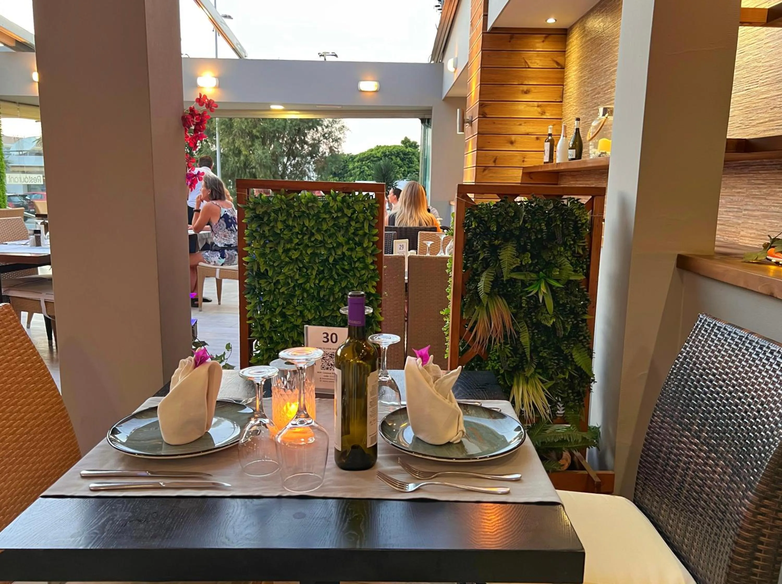 Restaurant/places to eat in Caravel Hotel Apartments