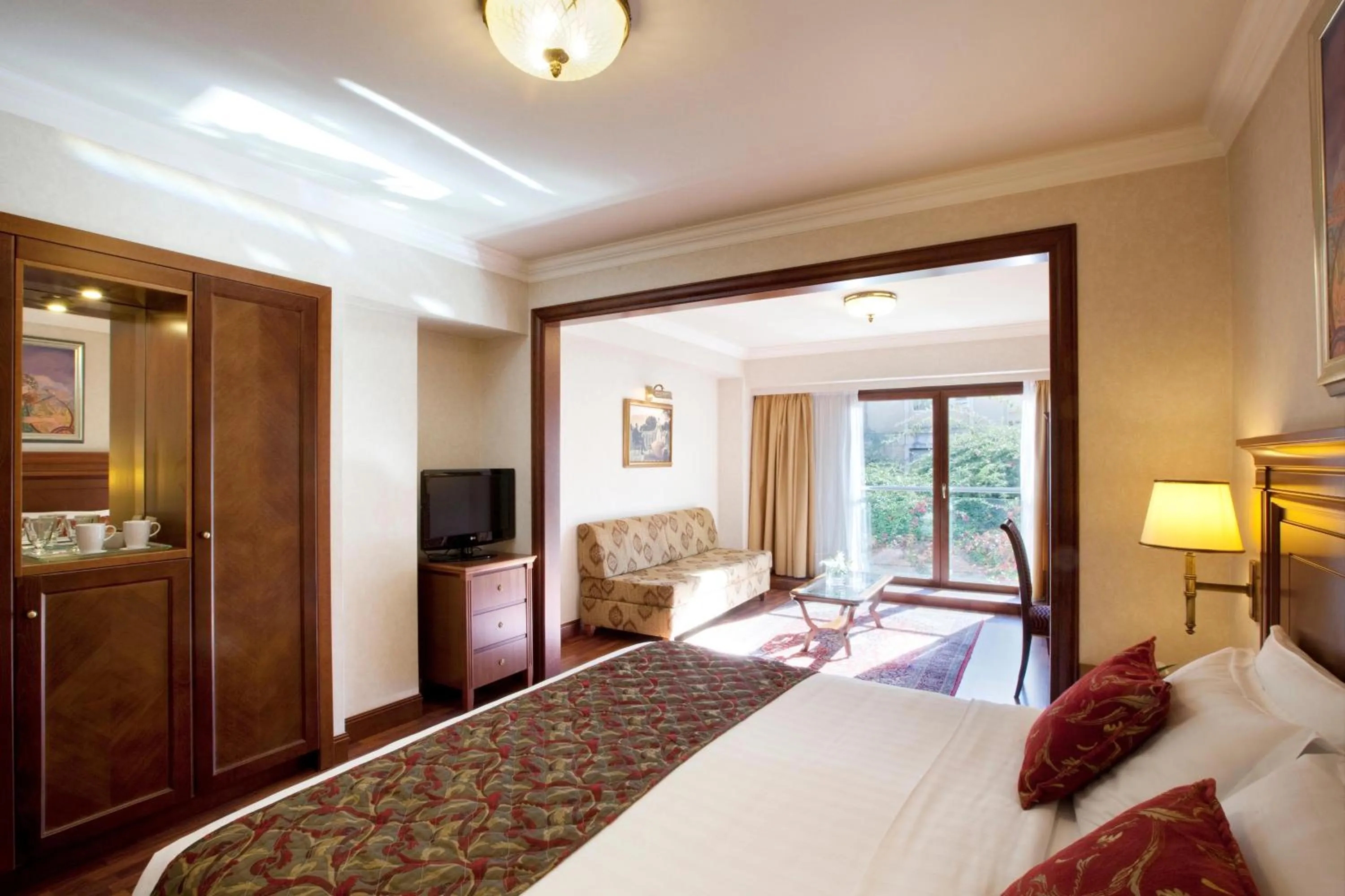 Photo of the whole room, Bed in Electra Palace Athens