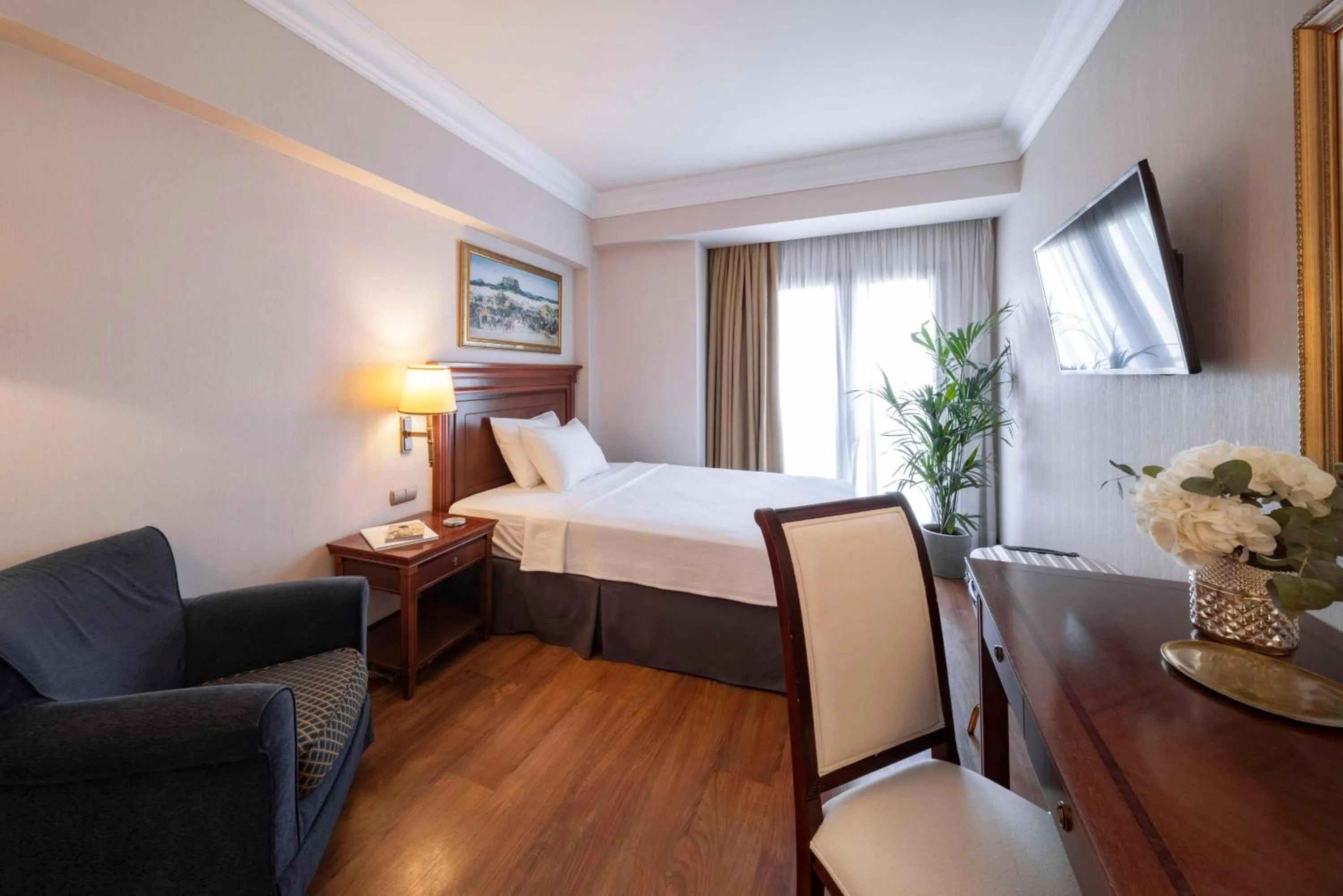 Photo of the whole room, Bed in Electra Palace Athens