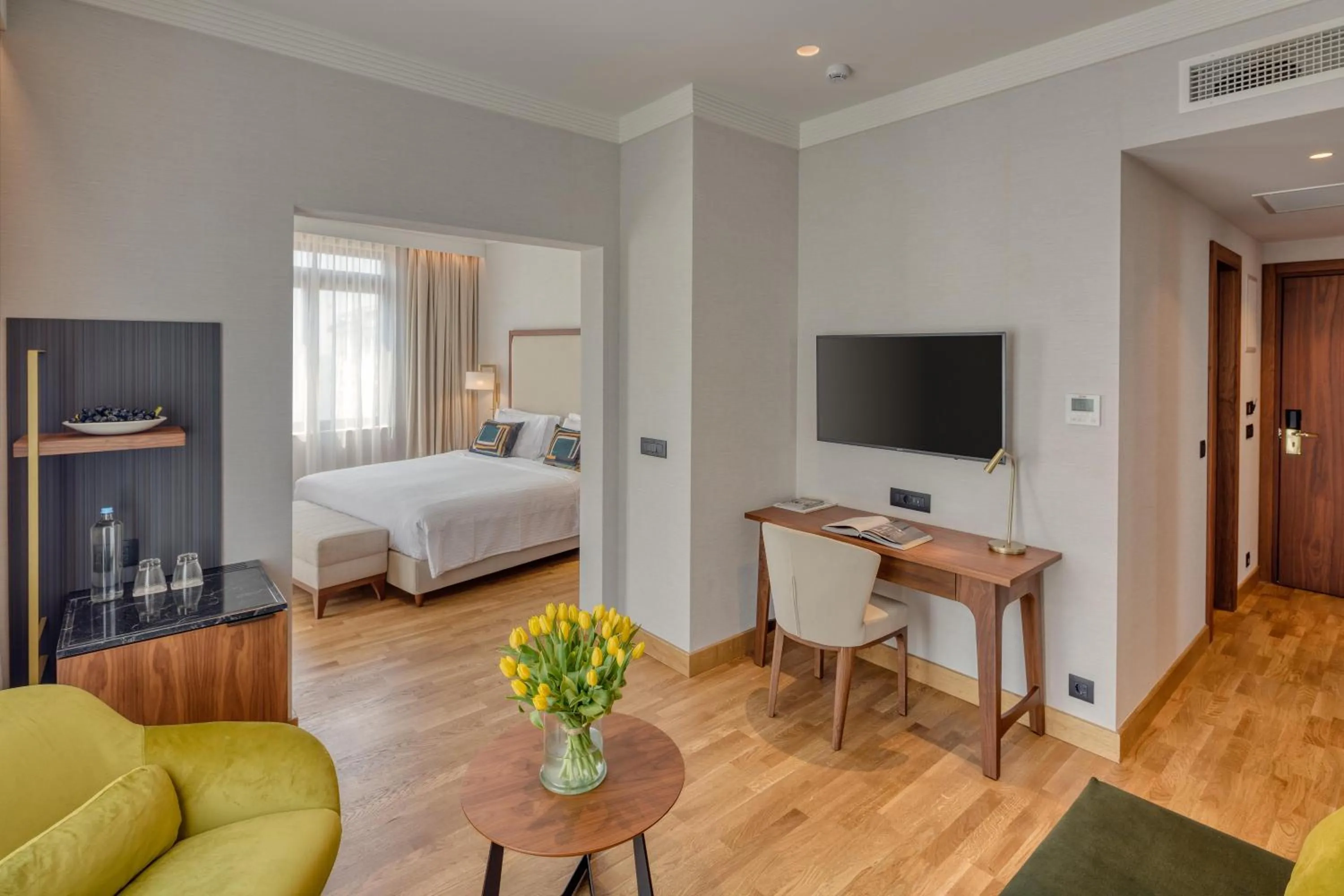 Photo of the whole room, Bed in Electra Palace Thessaloniki