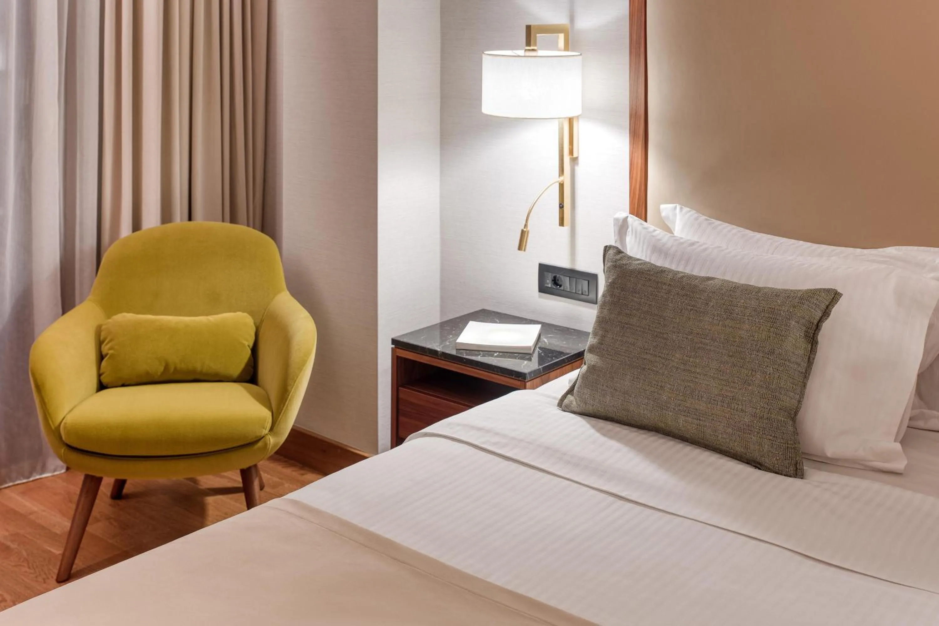 Photo of the whole room, Bed in Electra Palace Thessaloniki