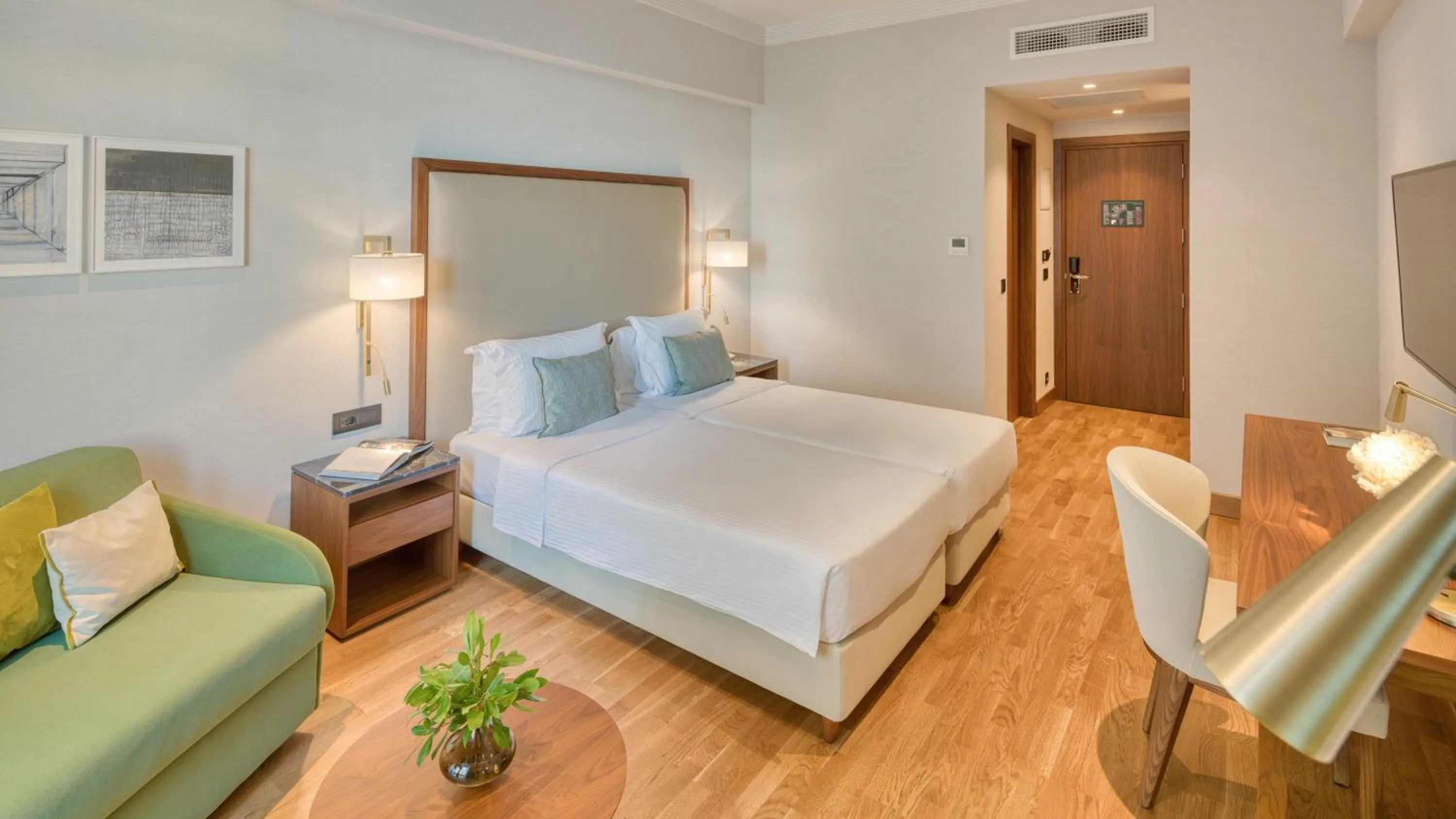 Photo of the whole room, Bed in Electra Palace Thessaloniki