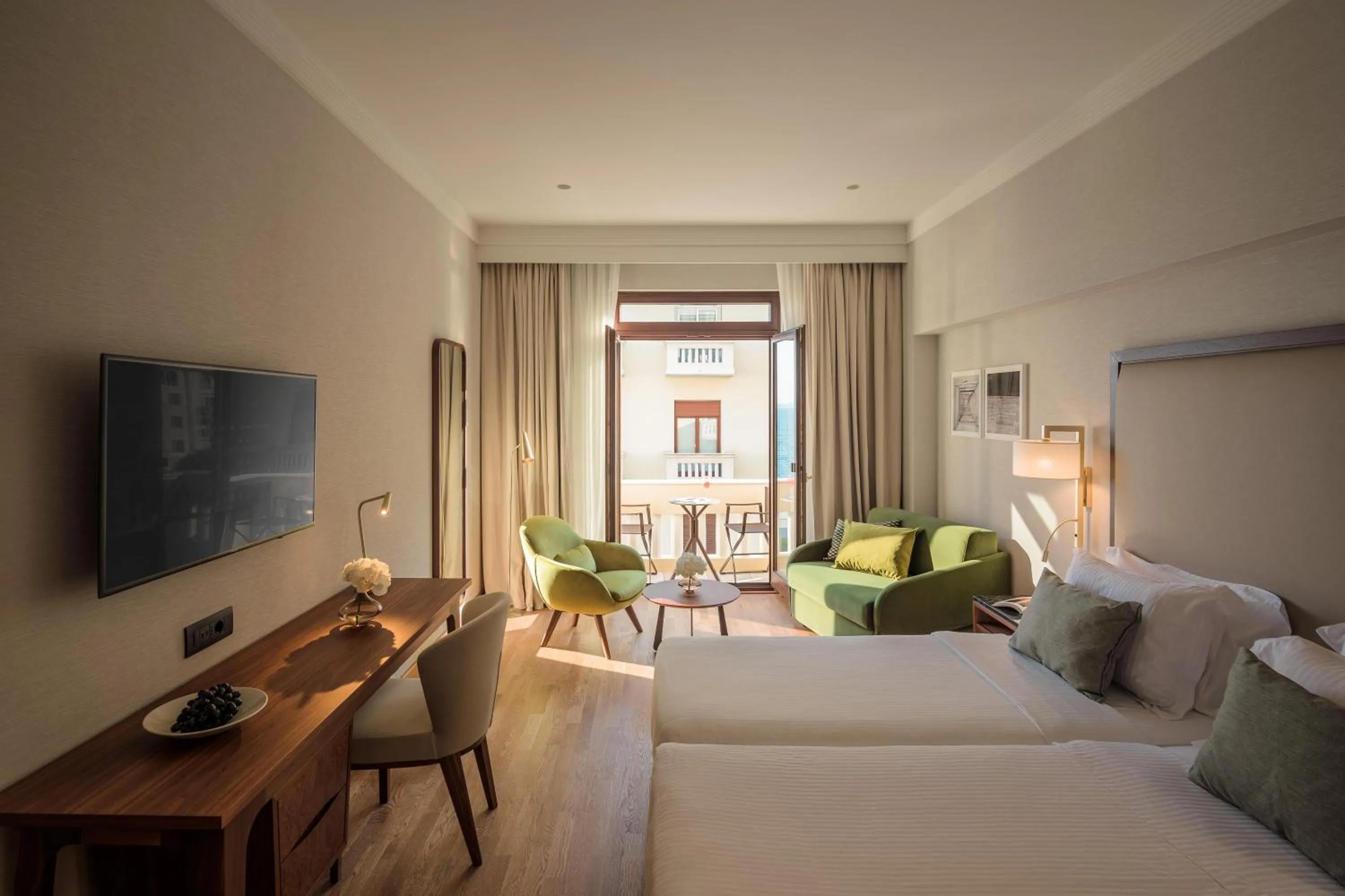 Photo of the whole room, Bed in Electra Palace Thessaloniki