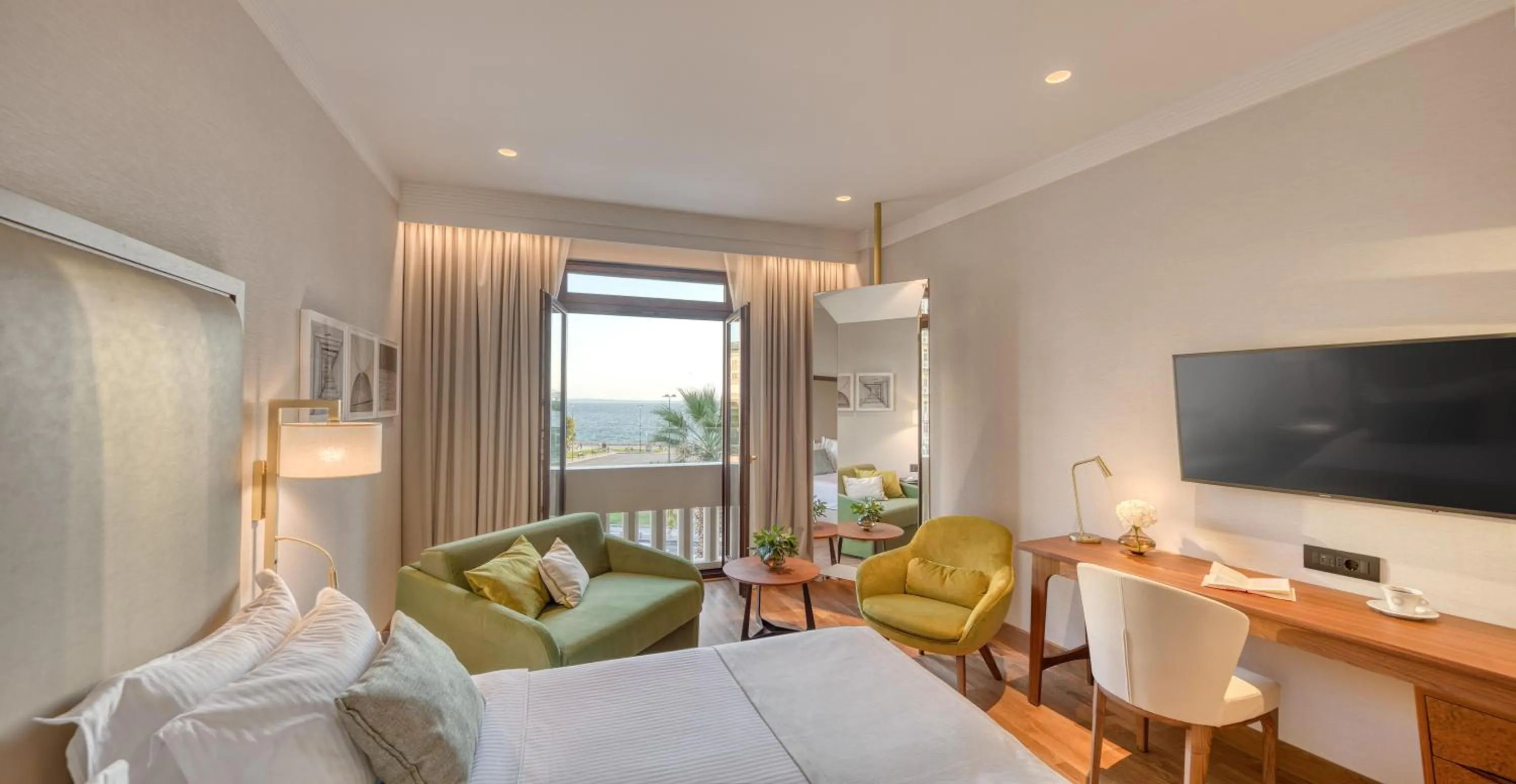 Photo of the whole room, Bed in Electra Palace Thessaloniki