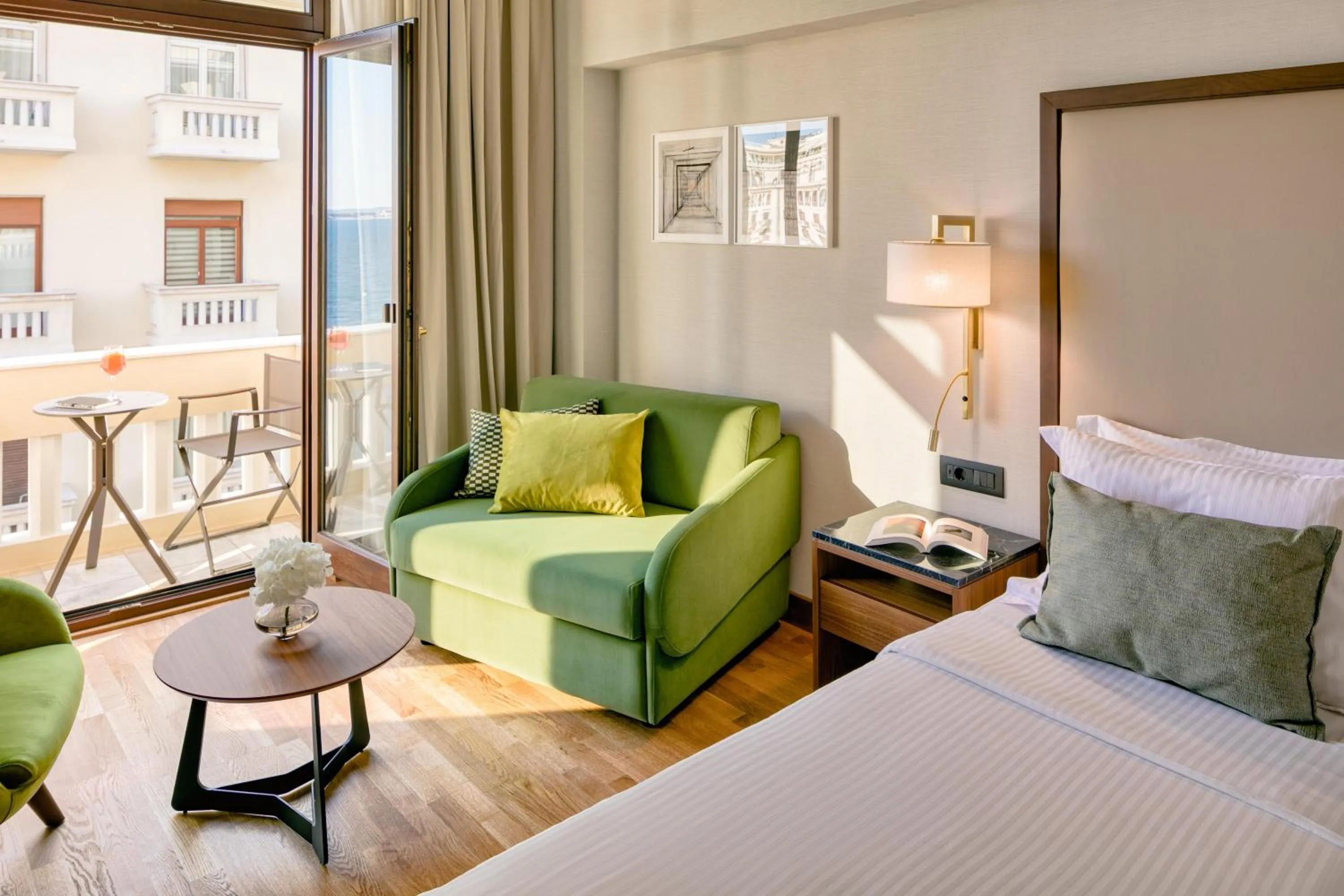 Photo of the whole room, Bed in Electra Palace Thessaloniki