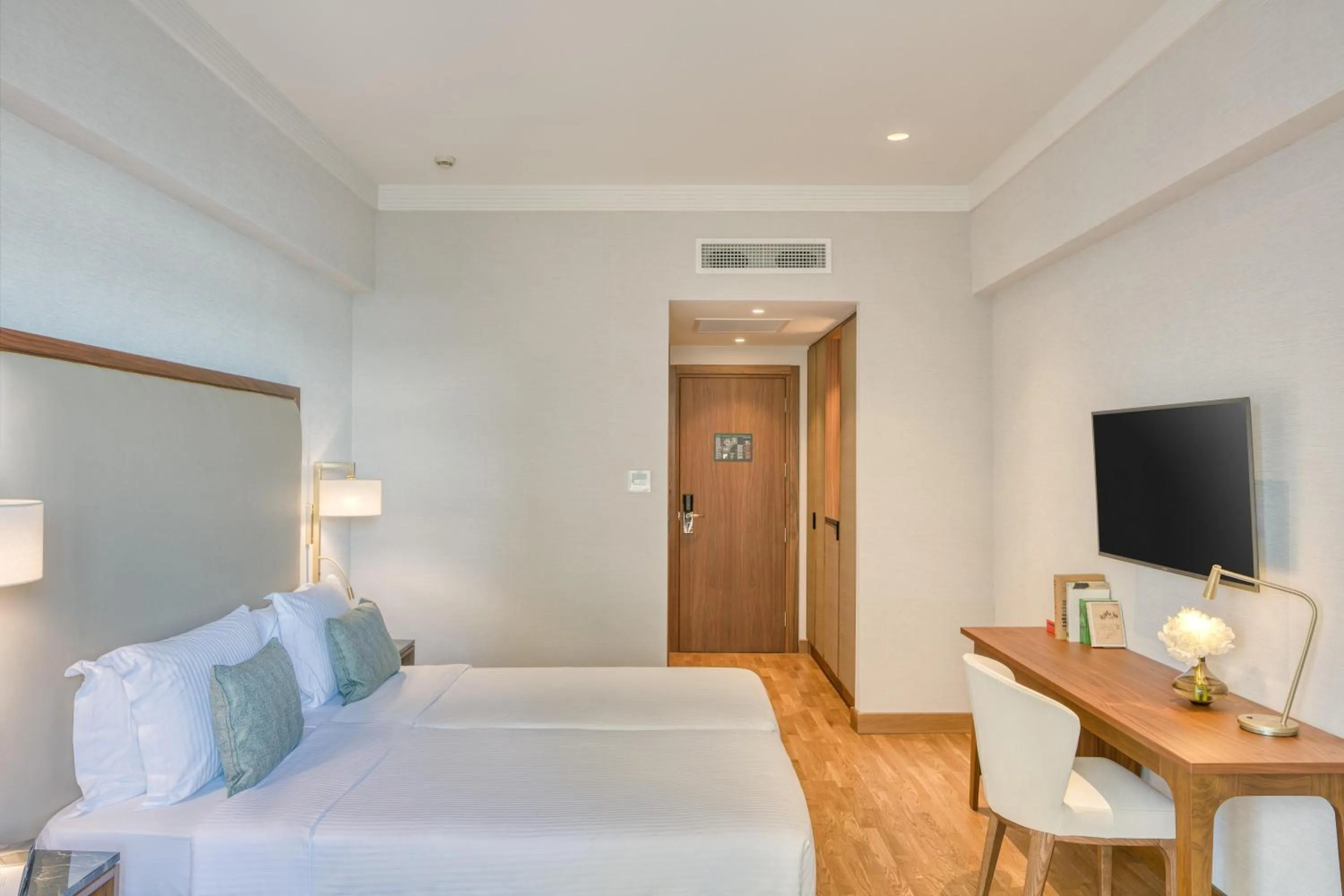 Photo of the whole room, Bed in Electra Palace Thessaloniki