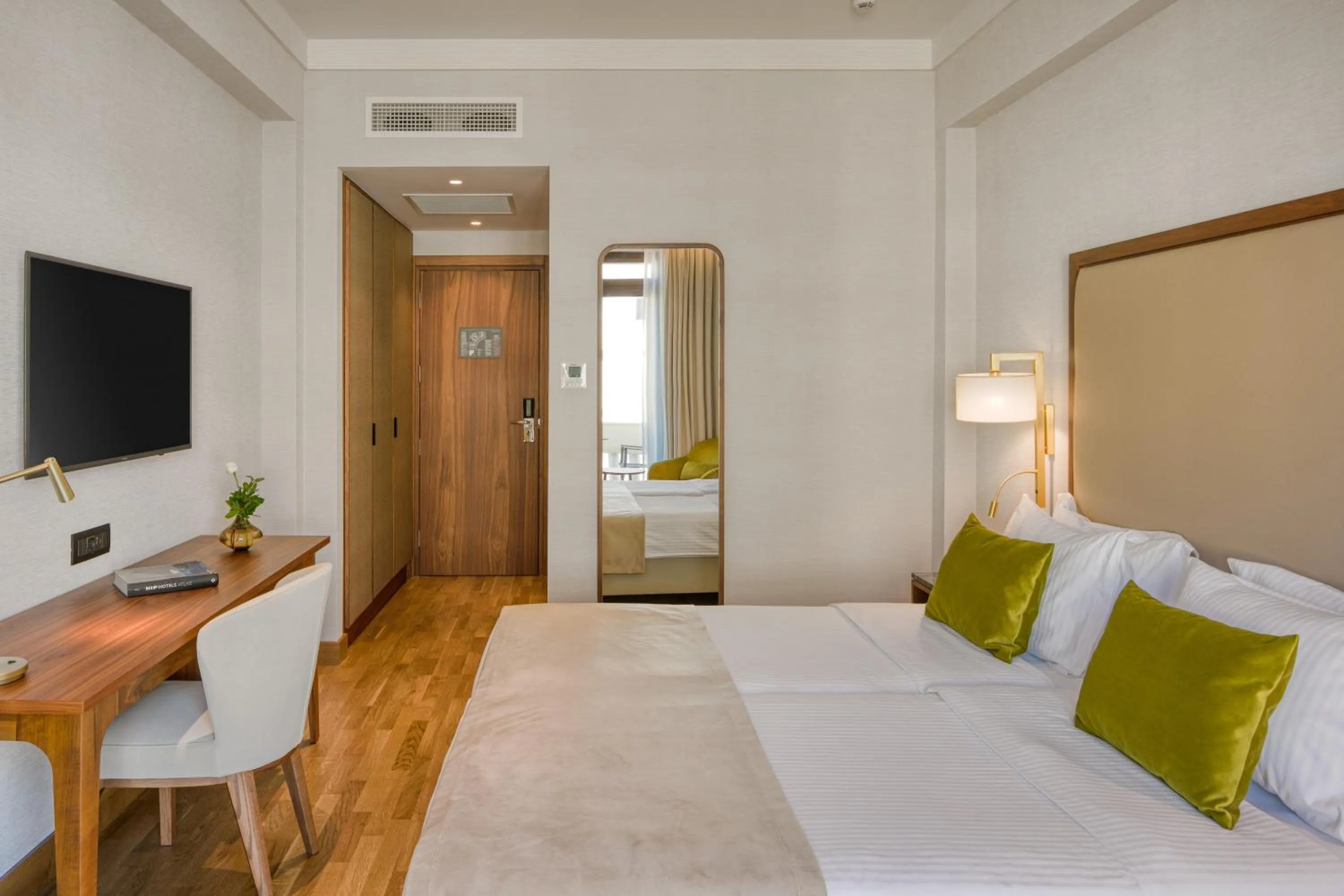 Photo of the whole room, Bed in Electra Palace Thessaloniki