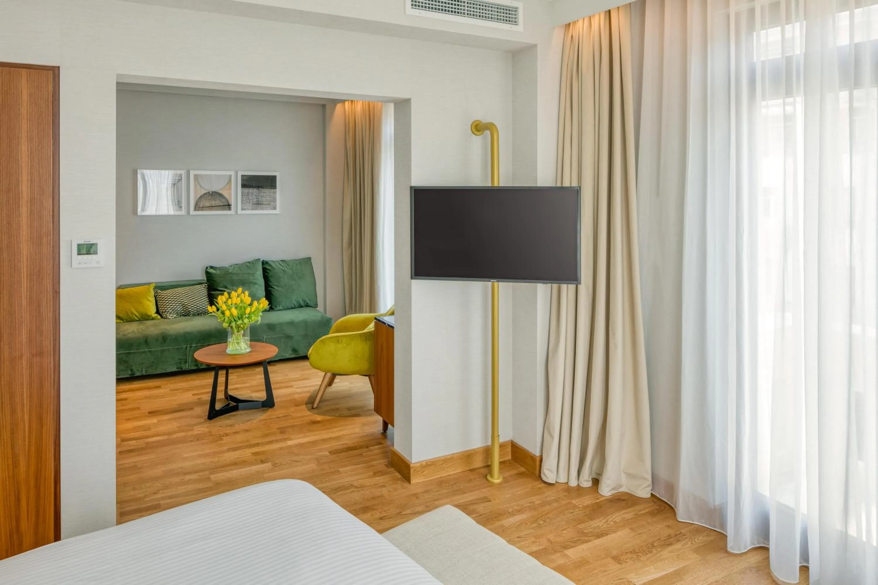 Photo of the whole room, Bed in Electra Palace Thessaloniki