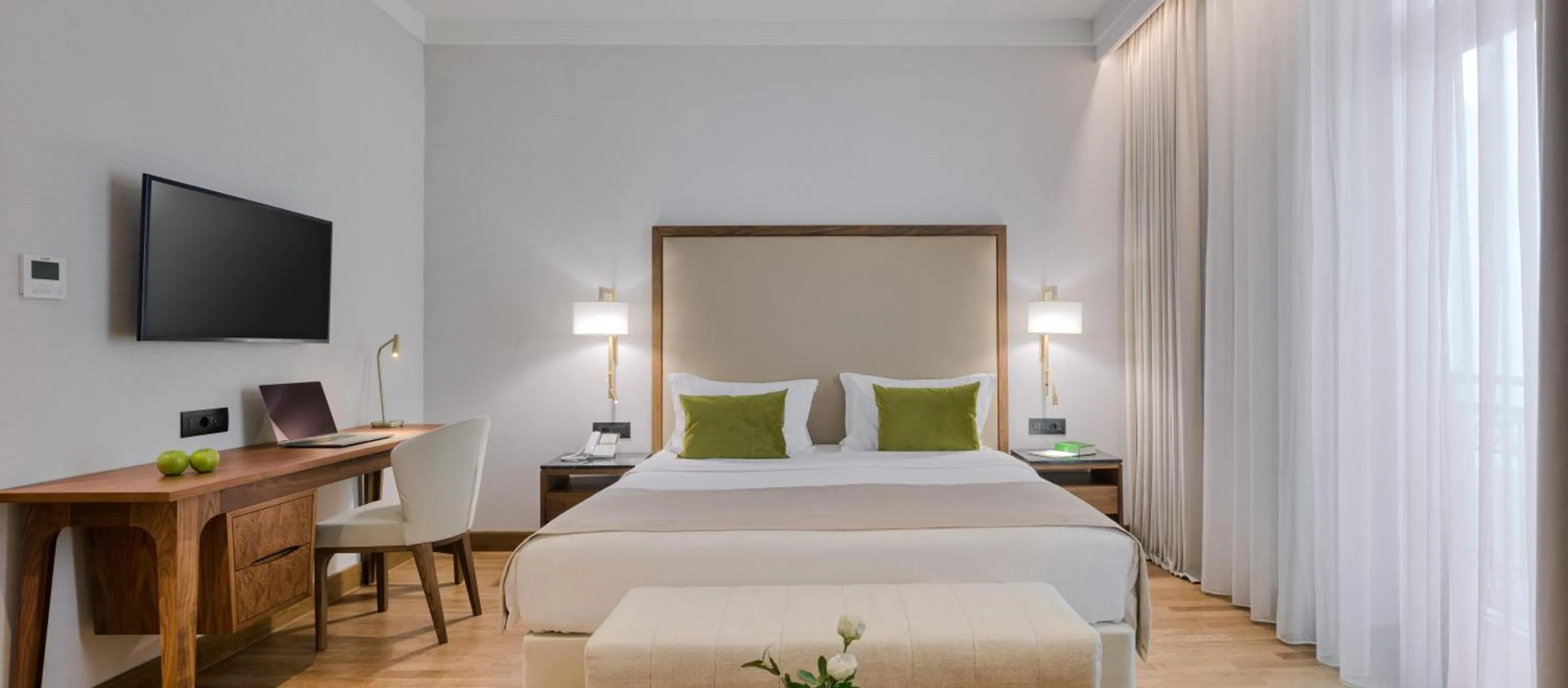 Photo of the whole room, Bed in Electra Palace Thessaloniki