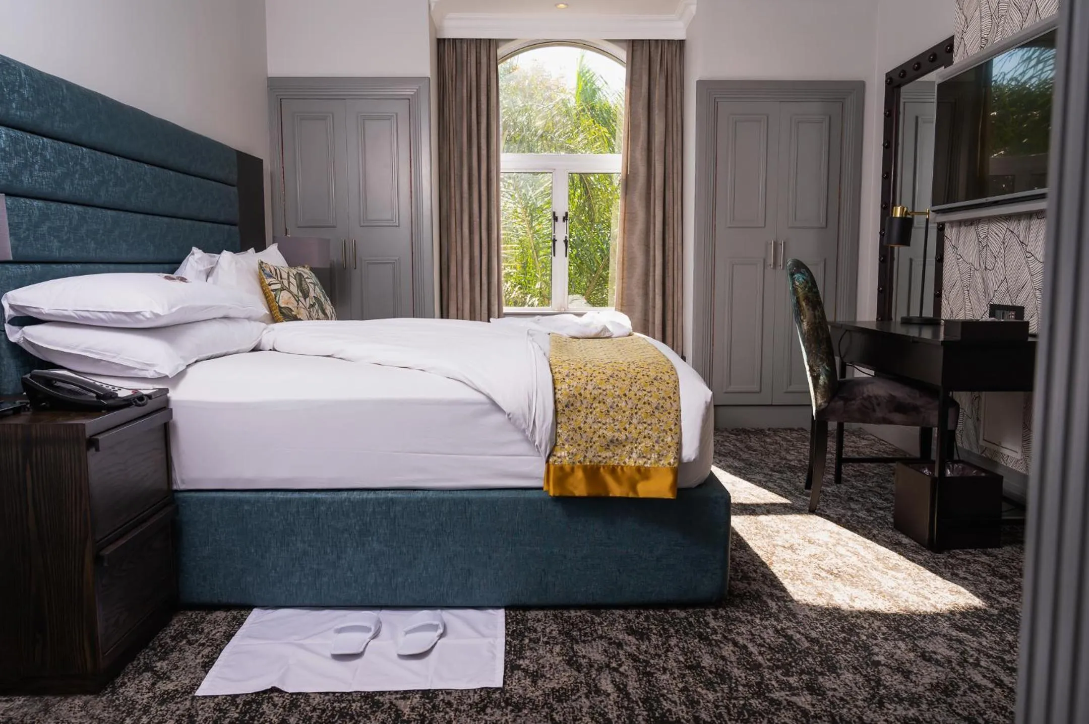 Bedroom, Bed in Golden Horse Hotel