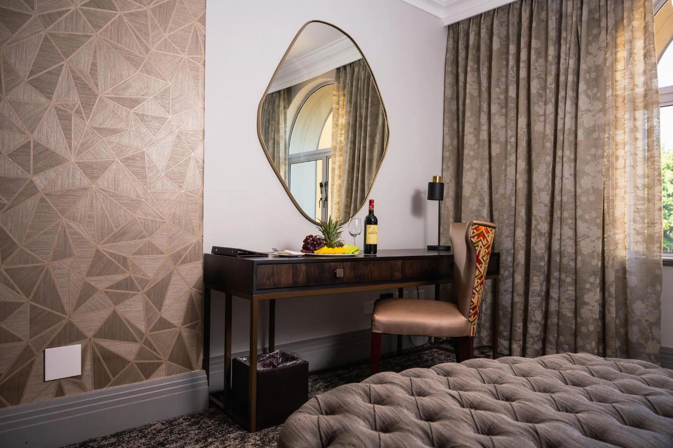 hair dresser, Bed in Golden Horse Hotel