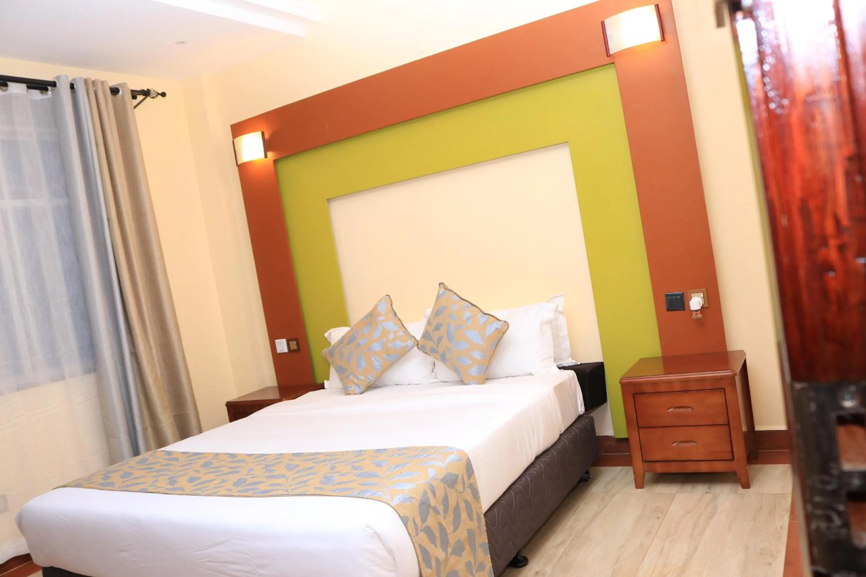 Bedroom, Bed in Dallas Premiere Hotel
