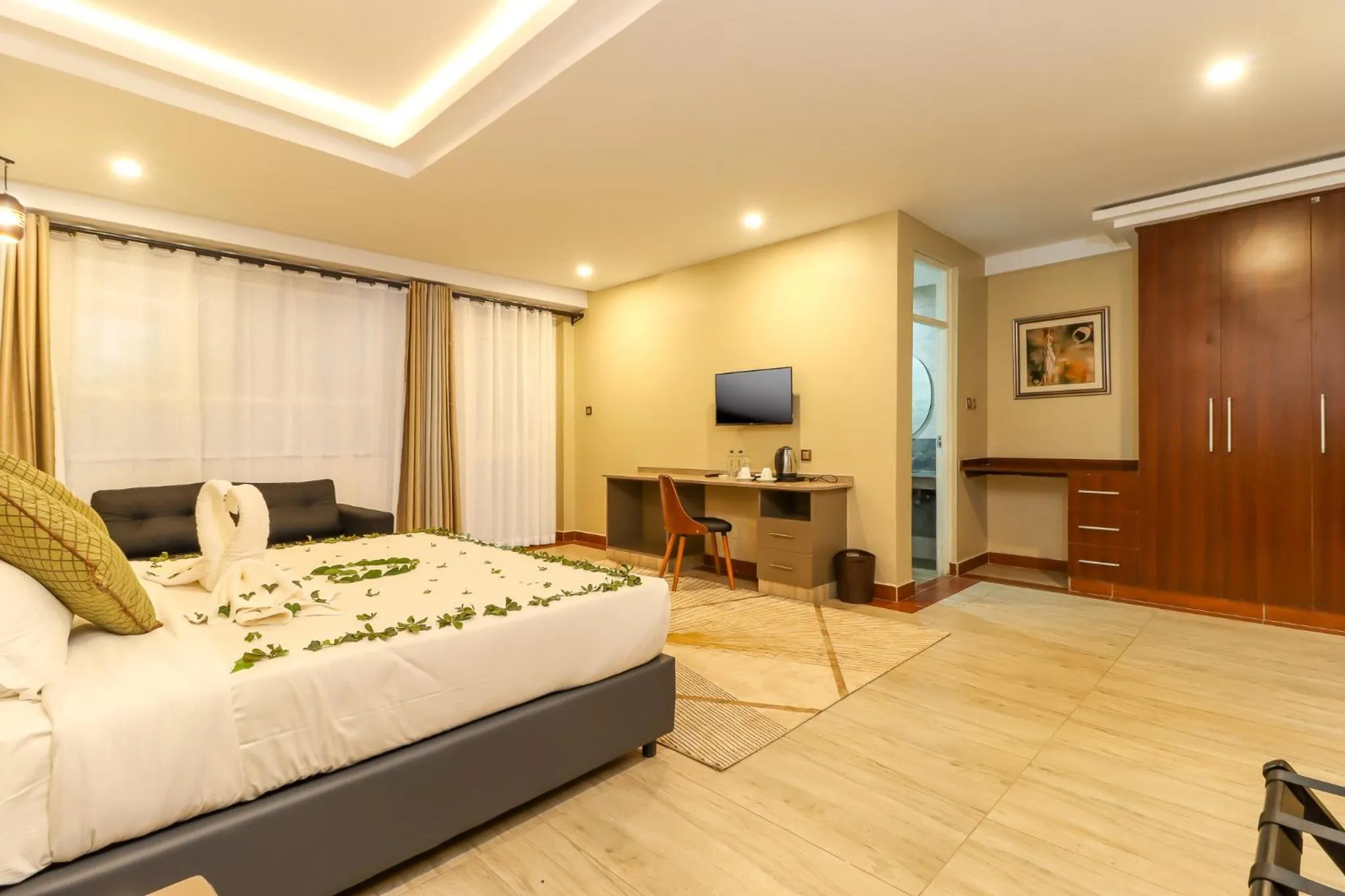 Photo of the whole room, Bed in Dallas Premiere Hotel
