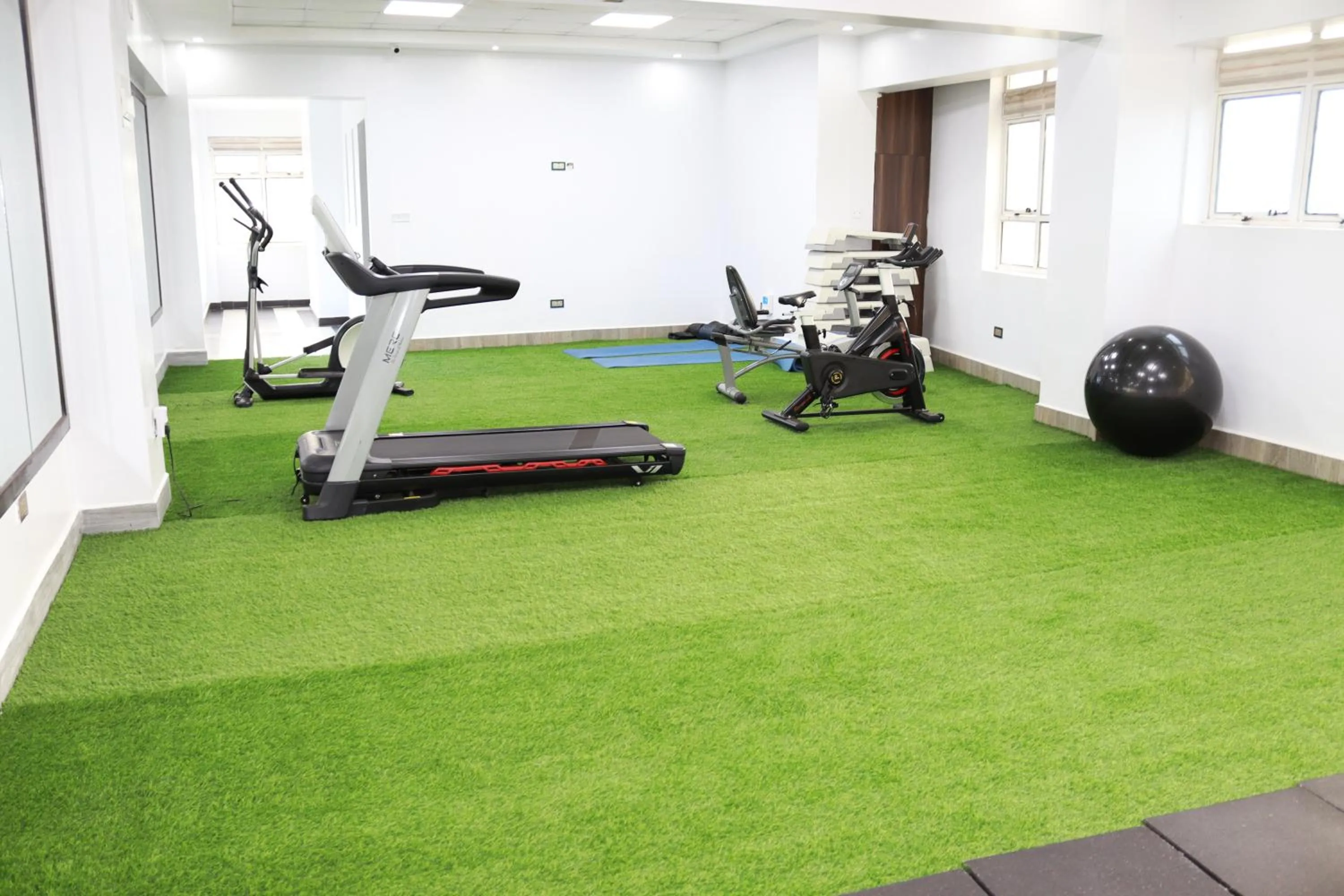 Fitness centre/facilities in Dallas Premiere Hotel