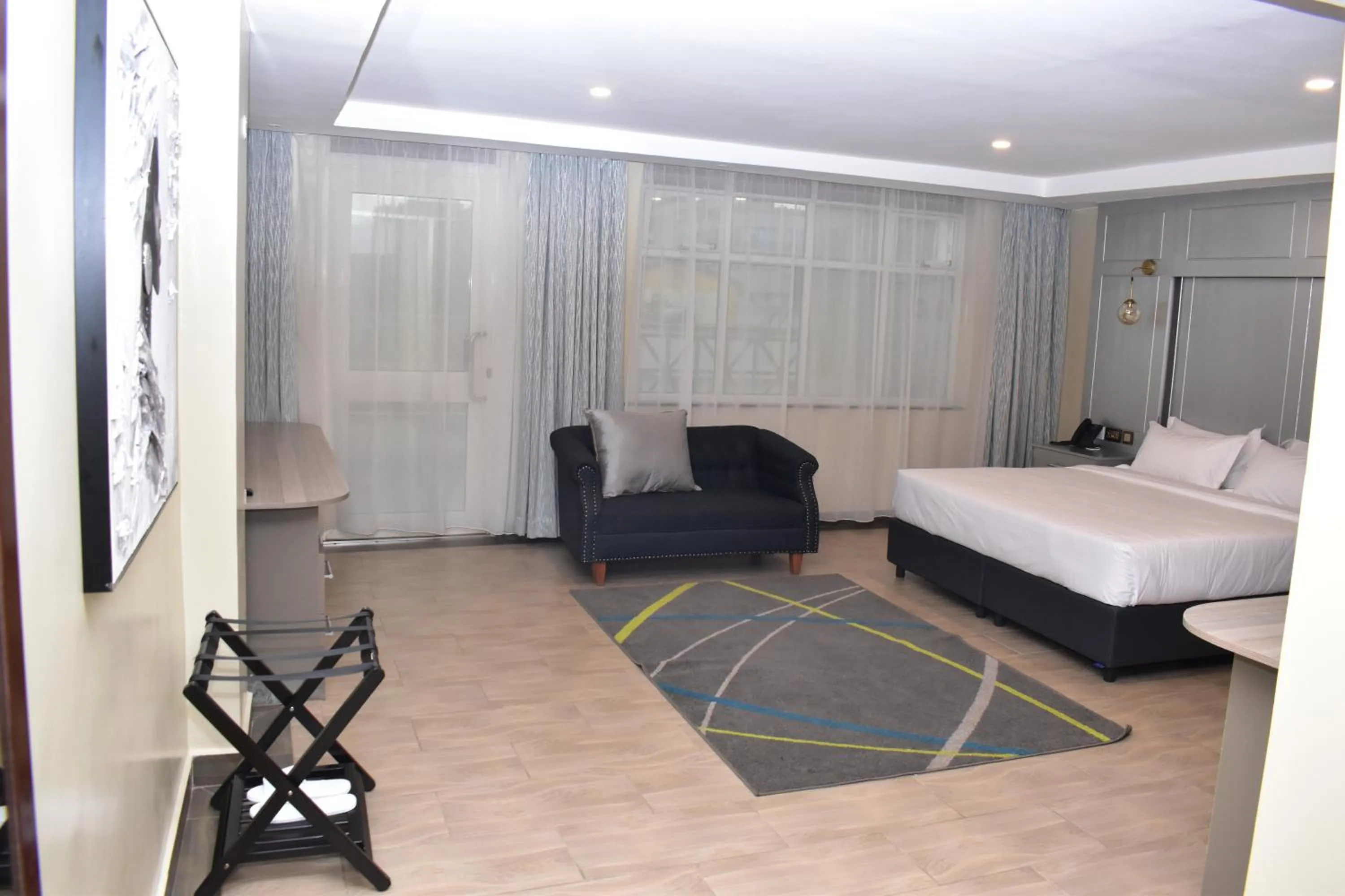 Photo of the whole room, Bed in Dallas Premiere Hotel