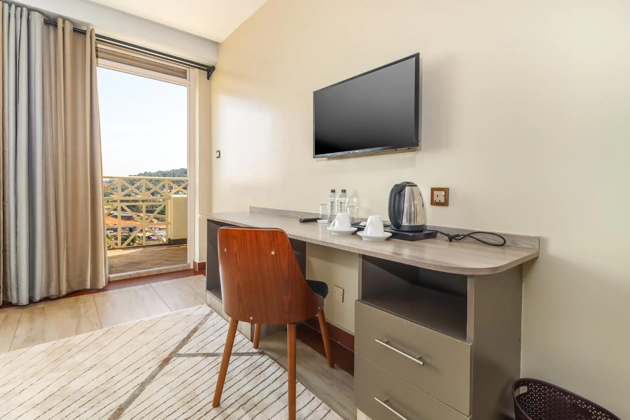 TV and multimedia in Dallas Premiere Hotel