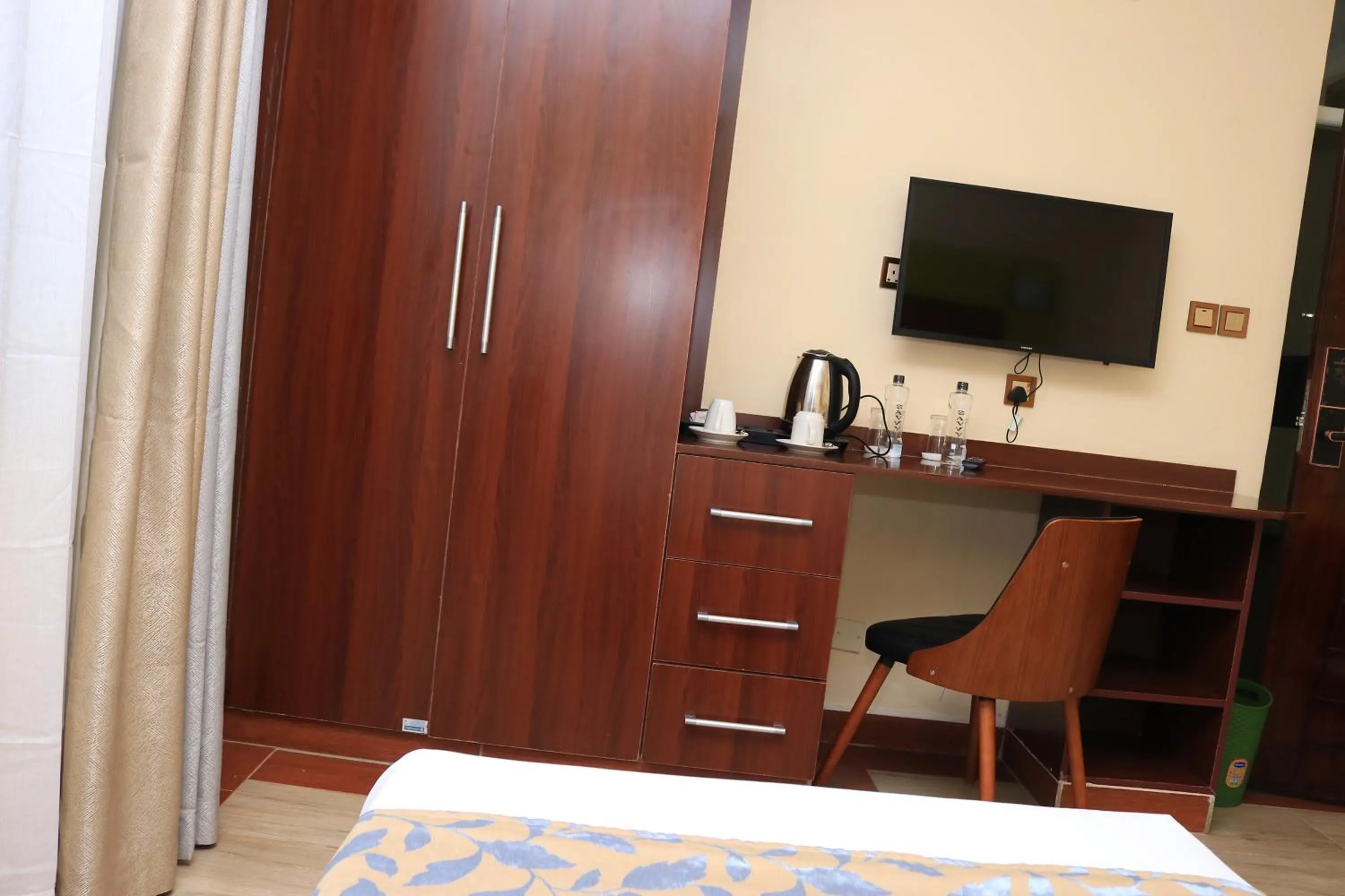 TV and multimedia in Dallas Premiere Hotel