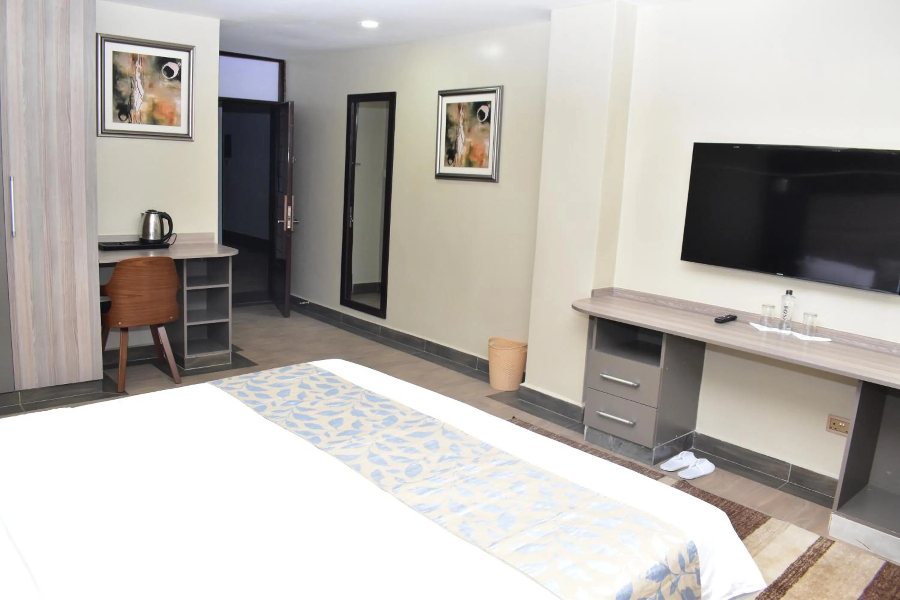TV and multimedia, Bed in Dallas Premiere Hotel