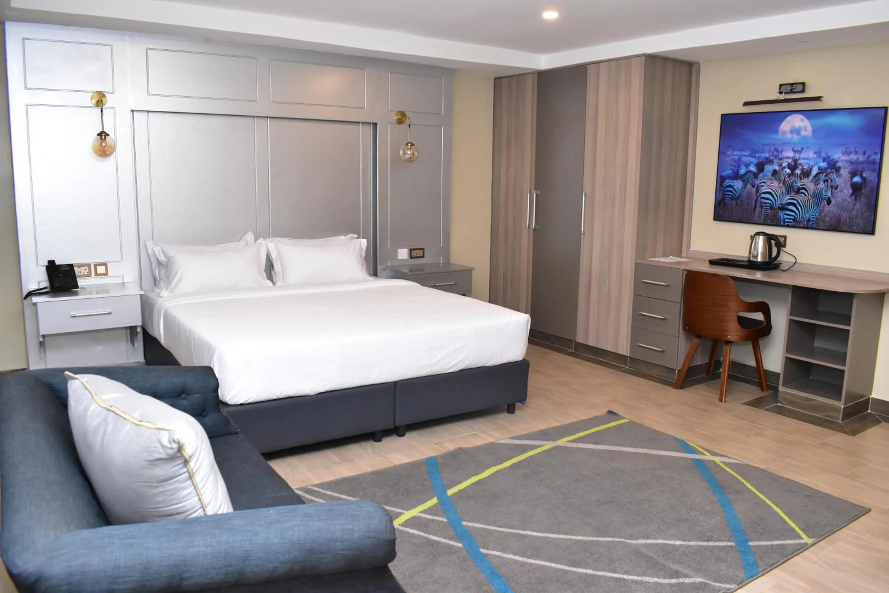 Bed in Dallas Premiere Hotel