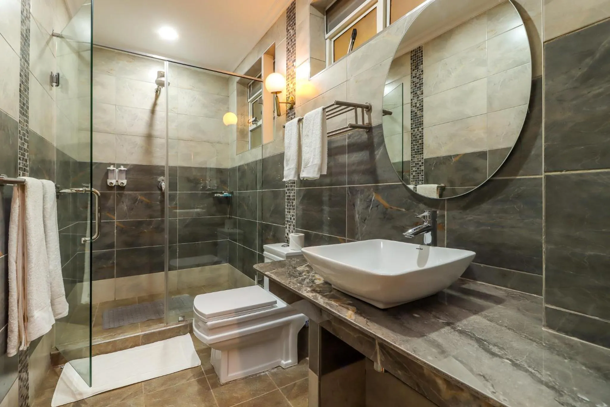 Bathroom in Dallas Premiere Hotel