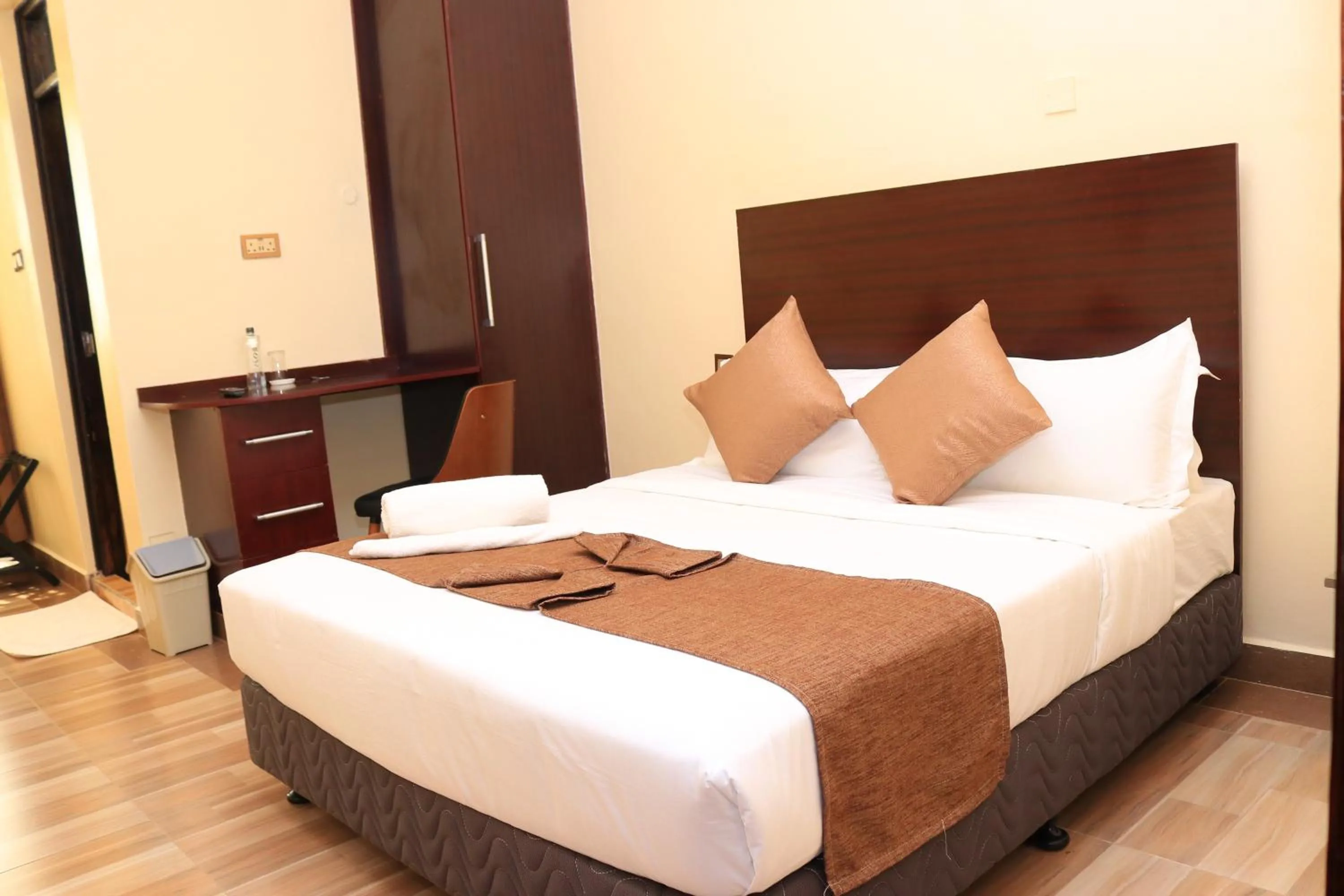 Bed in Dallas Premiere Hotel
